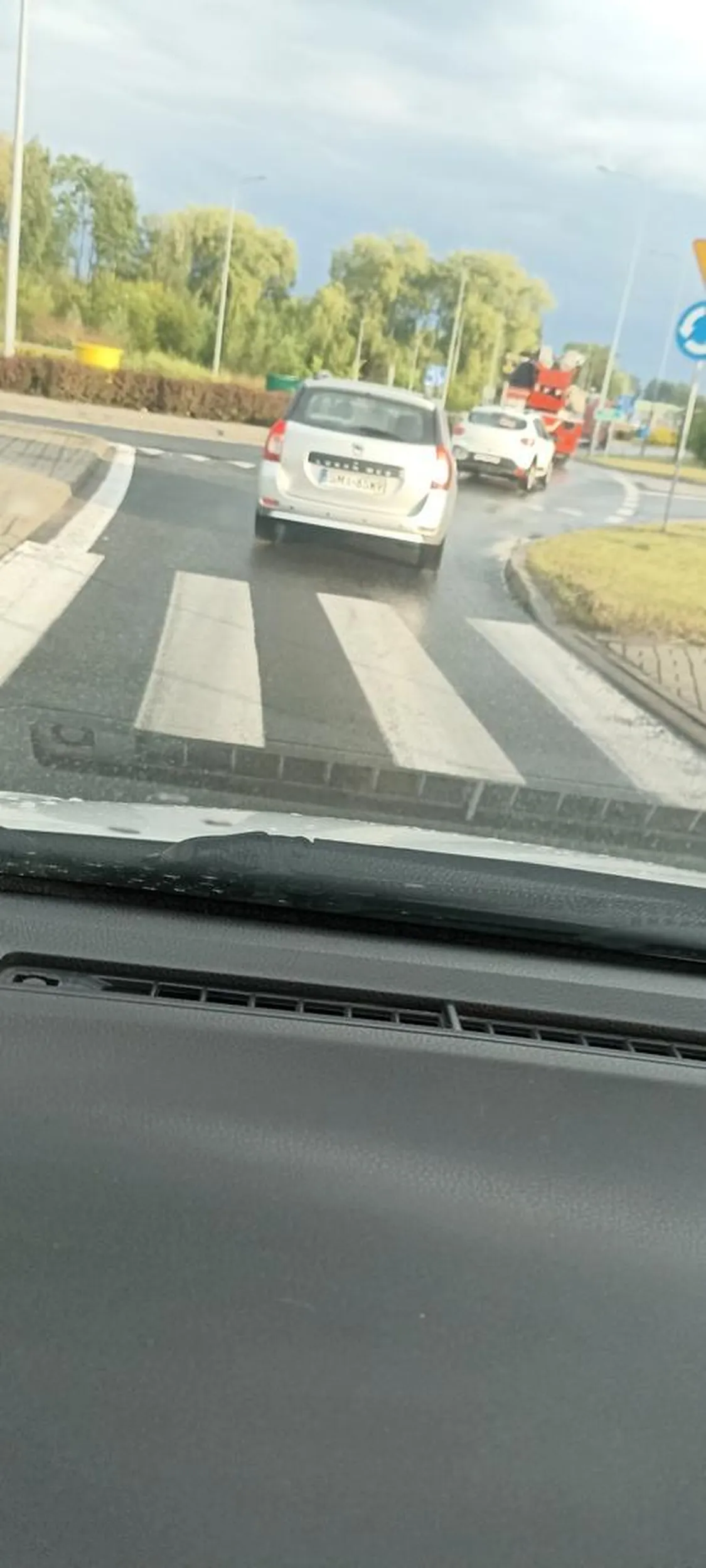 Uwaga na pierdolonego kretyna na 50 jedzie 25 po czym wyprzedza jak go ktoś wyprzedzi zajeżdża drogę jakieś zboczeniec za kierownicą obok jakieś dziecko robiło mu loda