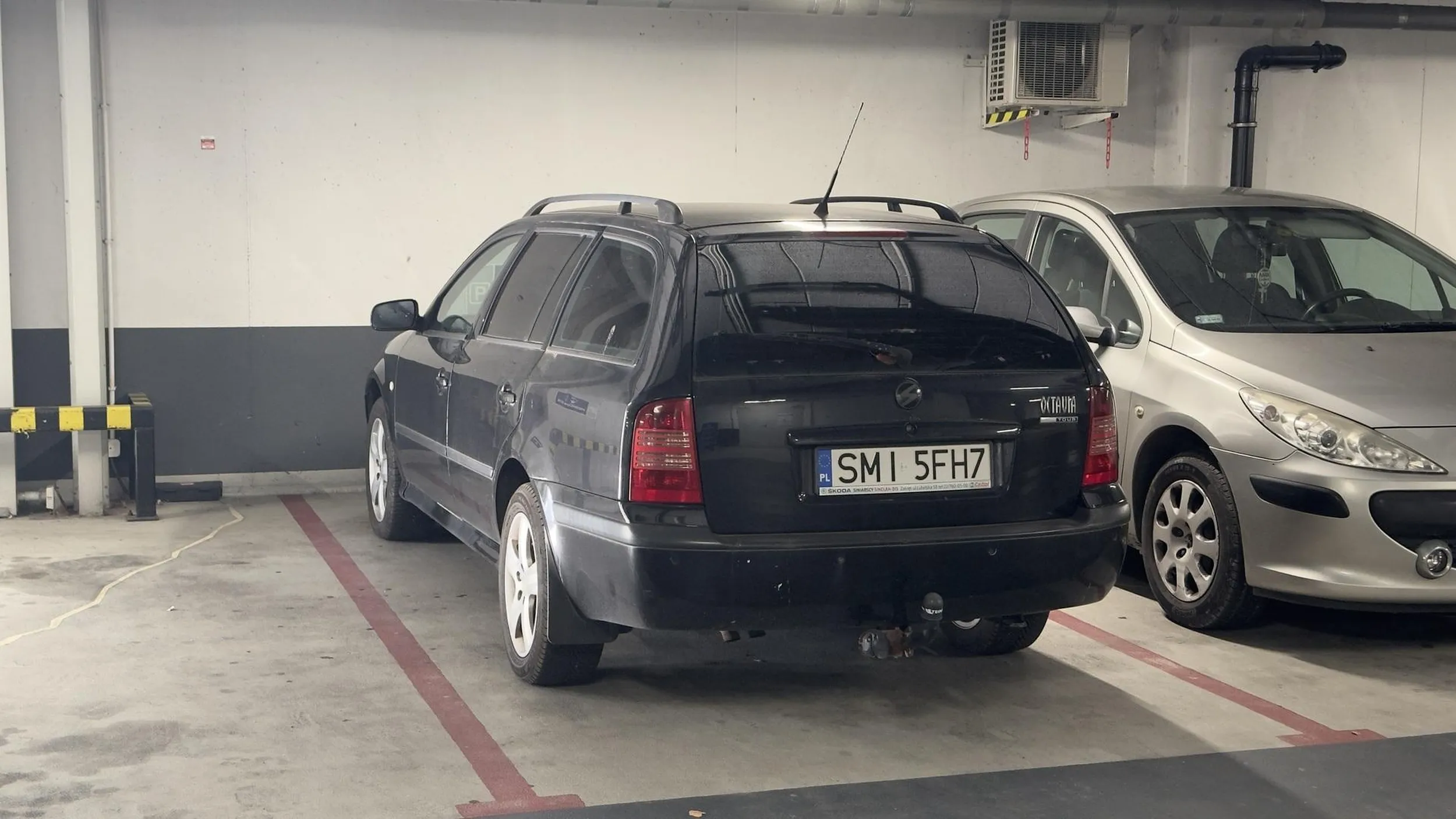 Zero szacunku do cudzej własności, siedzę w aucie A Pani obiła mi drzwi. Ani przepraszam ani nic po zwróceniu uwagi. Przez takich rodziców kultura młodego pokolenia będzie jeszcze niższa.