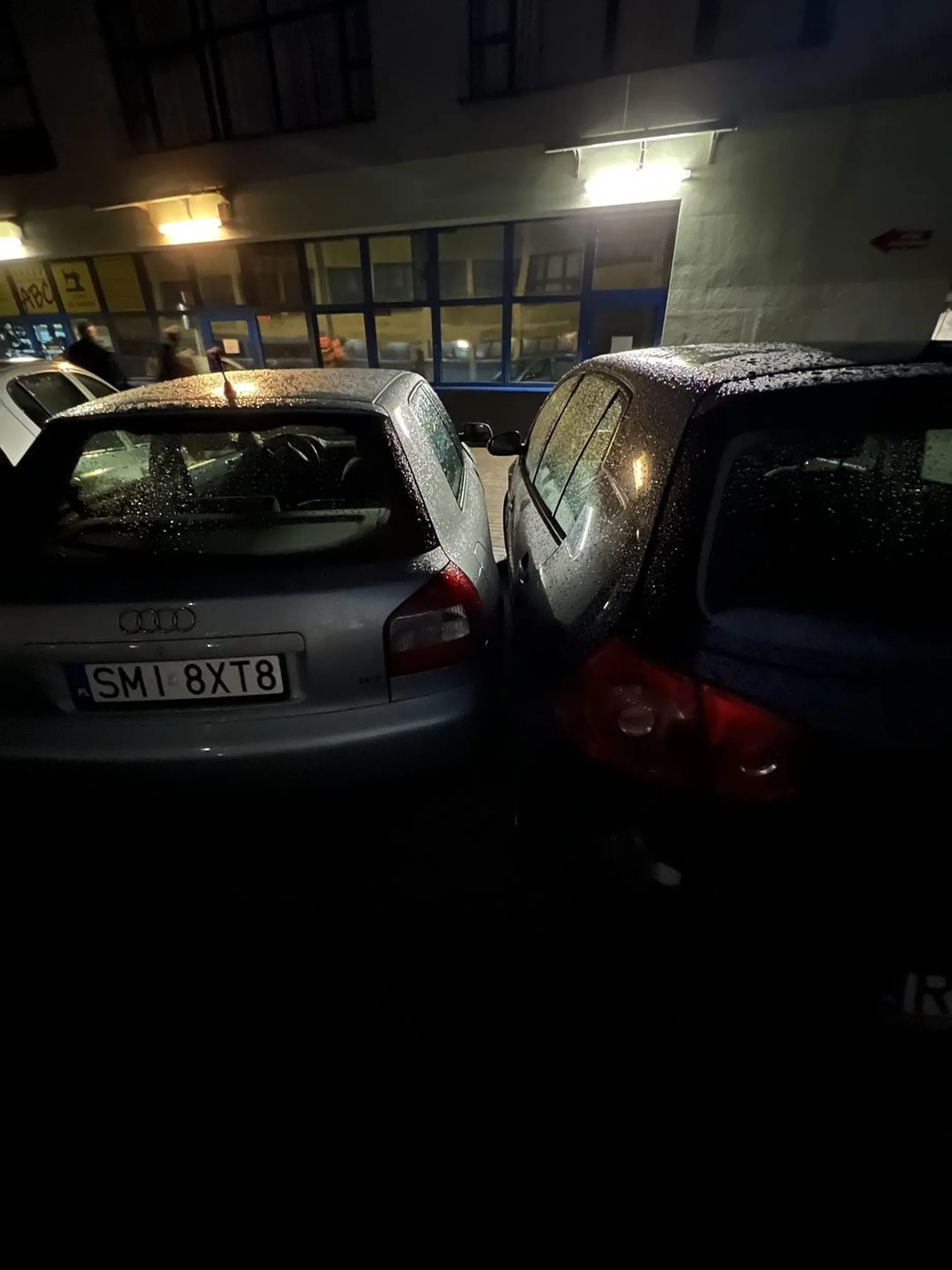 Kierowca Audi brawo za umiejętności parkowania na zapałkę. Współczuję natomiast intelektu