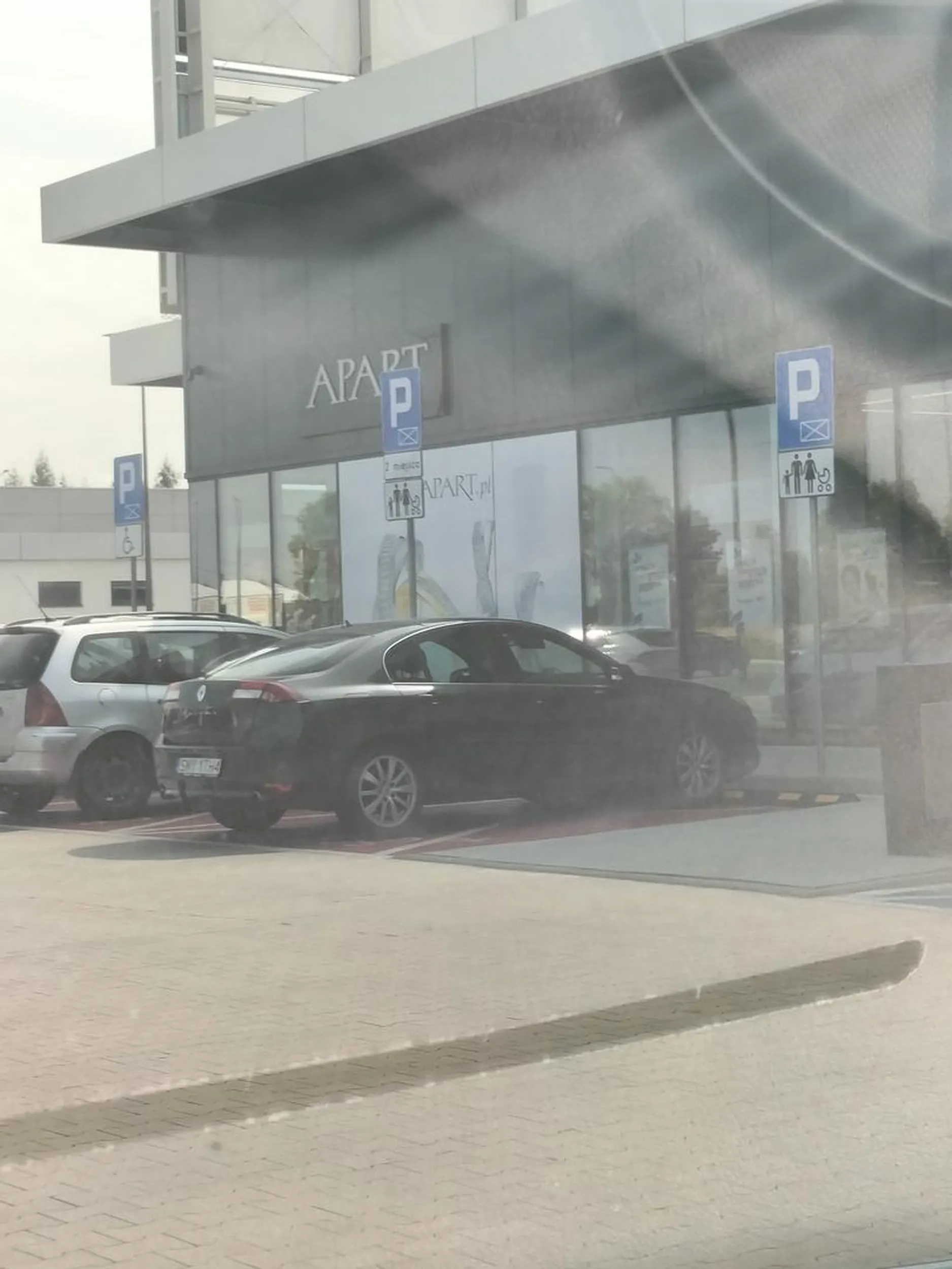 Pani zajmuje miejsce dla rodziny będąc sama poczym szczęśliwa idzie na zakupy.