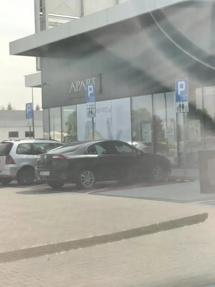 Pani zajmuje miejsce dla rodziny będąc sama poczym szczęśliwa idzie na zakupy.