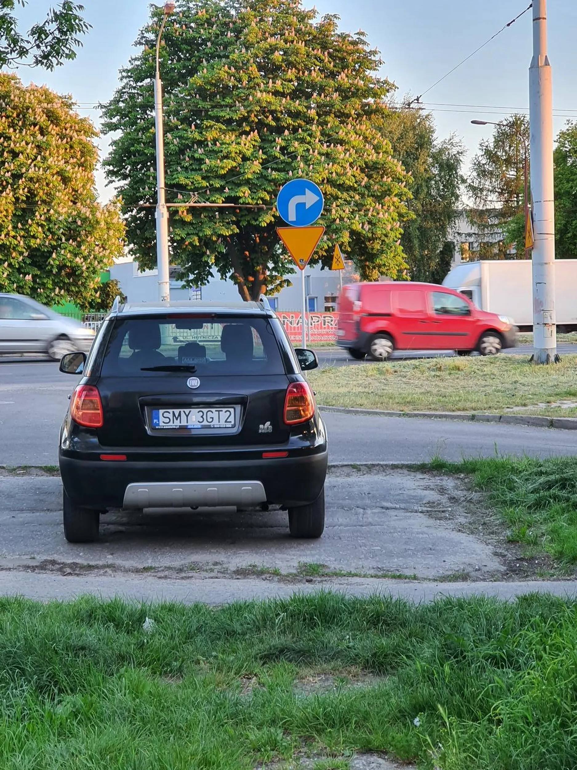 Kolejny mądry w tym miejscu... Tak ciężko przysunąć się do prawej krawędzi by po lewej mogły zaparkować dwa auta zamiast jednego? Nie, lepiej blokować dwa miejsca parkingowe. Jak przerasta cię taka prosta czynność to wsiądź do MPK.