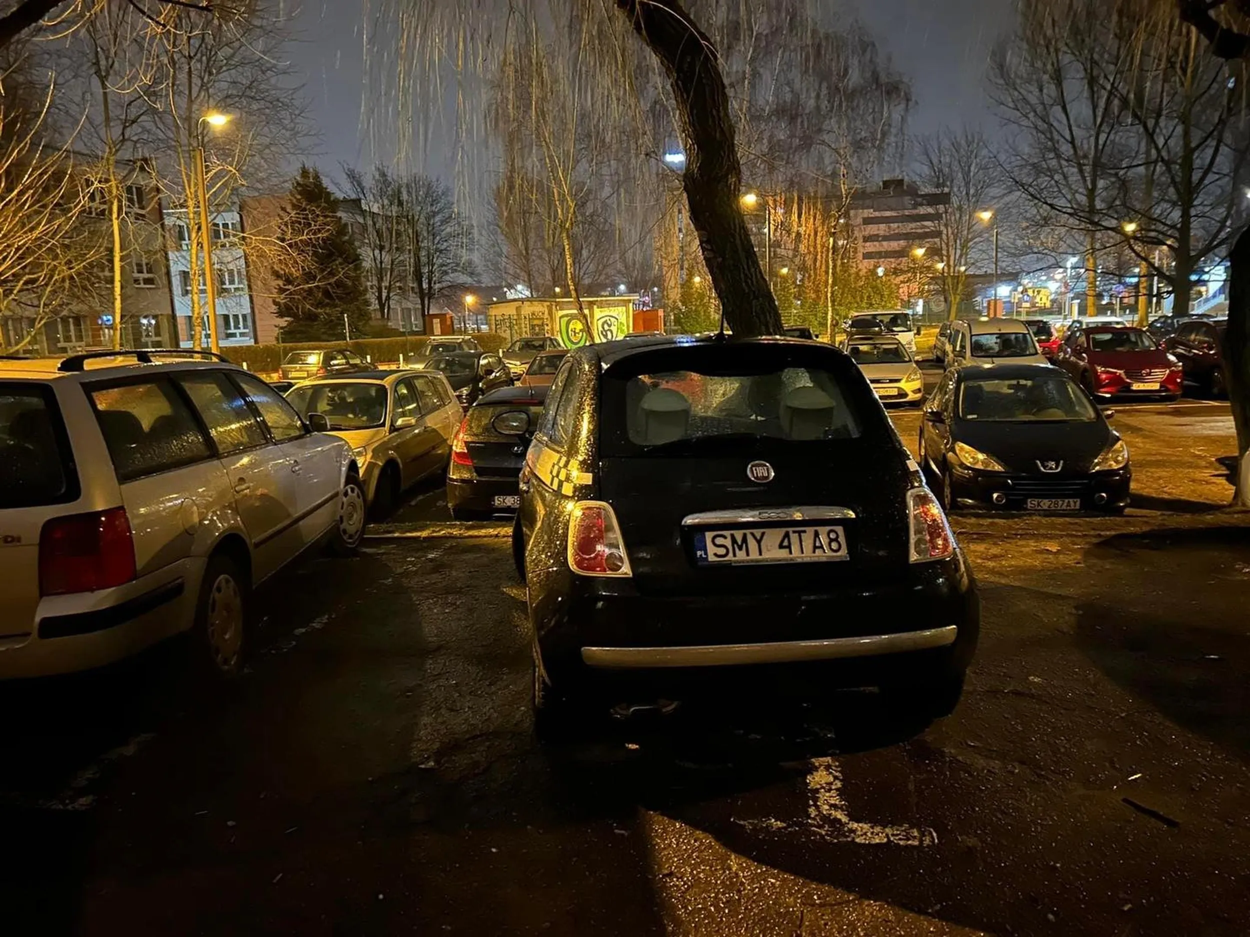 Duże auto wymaga dwóch miejsc parkingowych