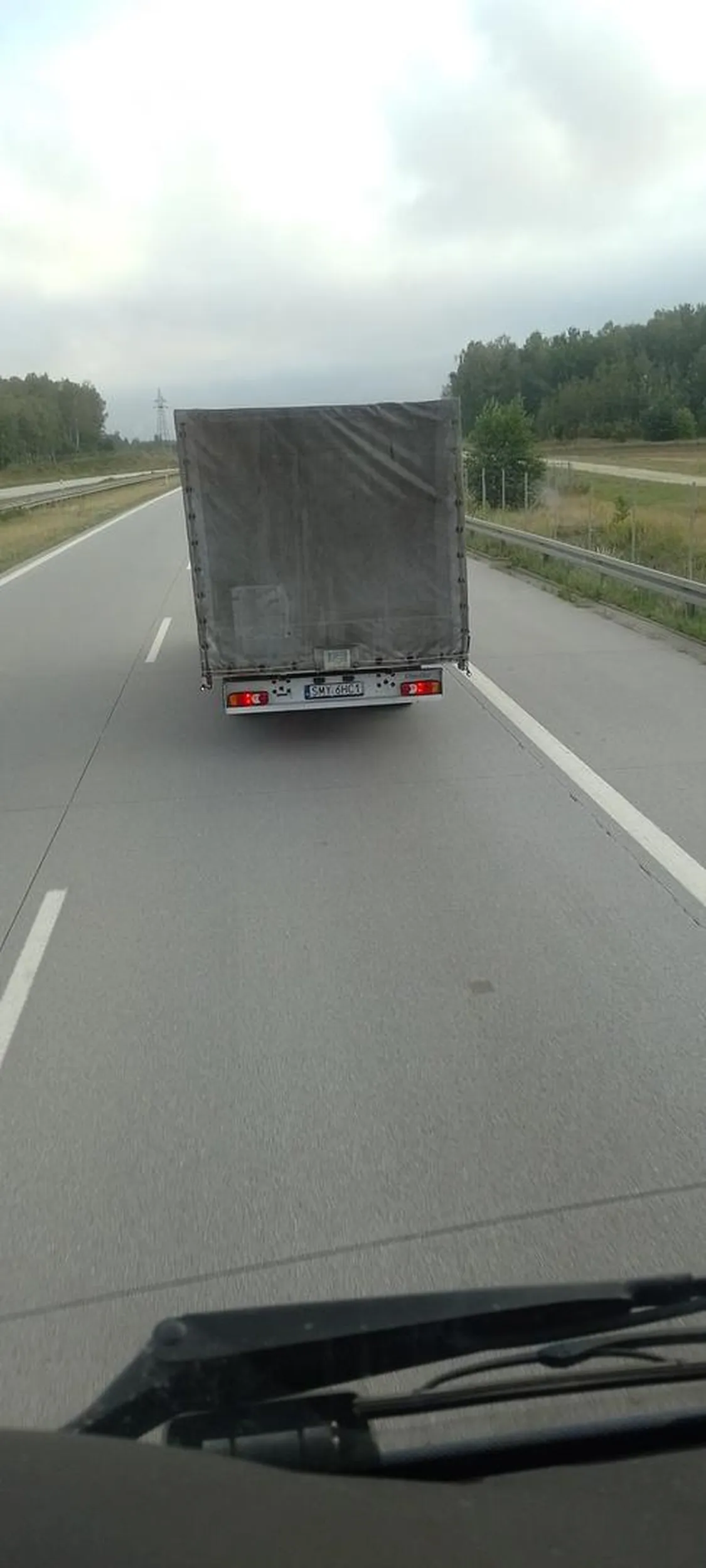 Wymija potem hamuje przy chęci ominięcia go przyspiesz łysy kondom!