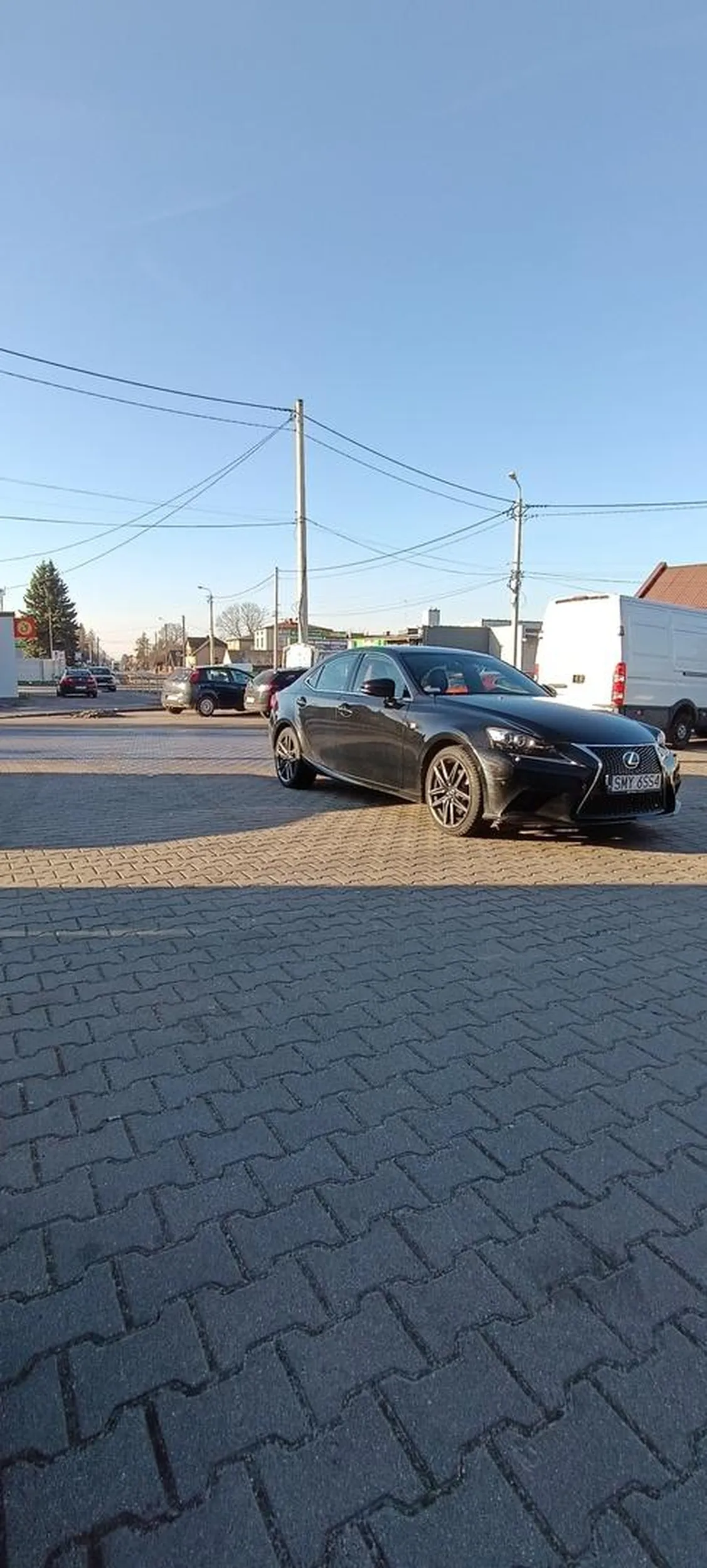 Książę z Lexusa zaparkował sobie na samym środku parkingu bo nie chciało mu się przejść 3 metrów więcej z normalnego miejsca parkingowego