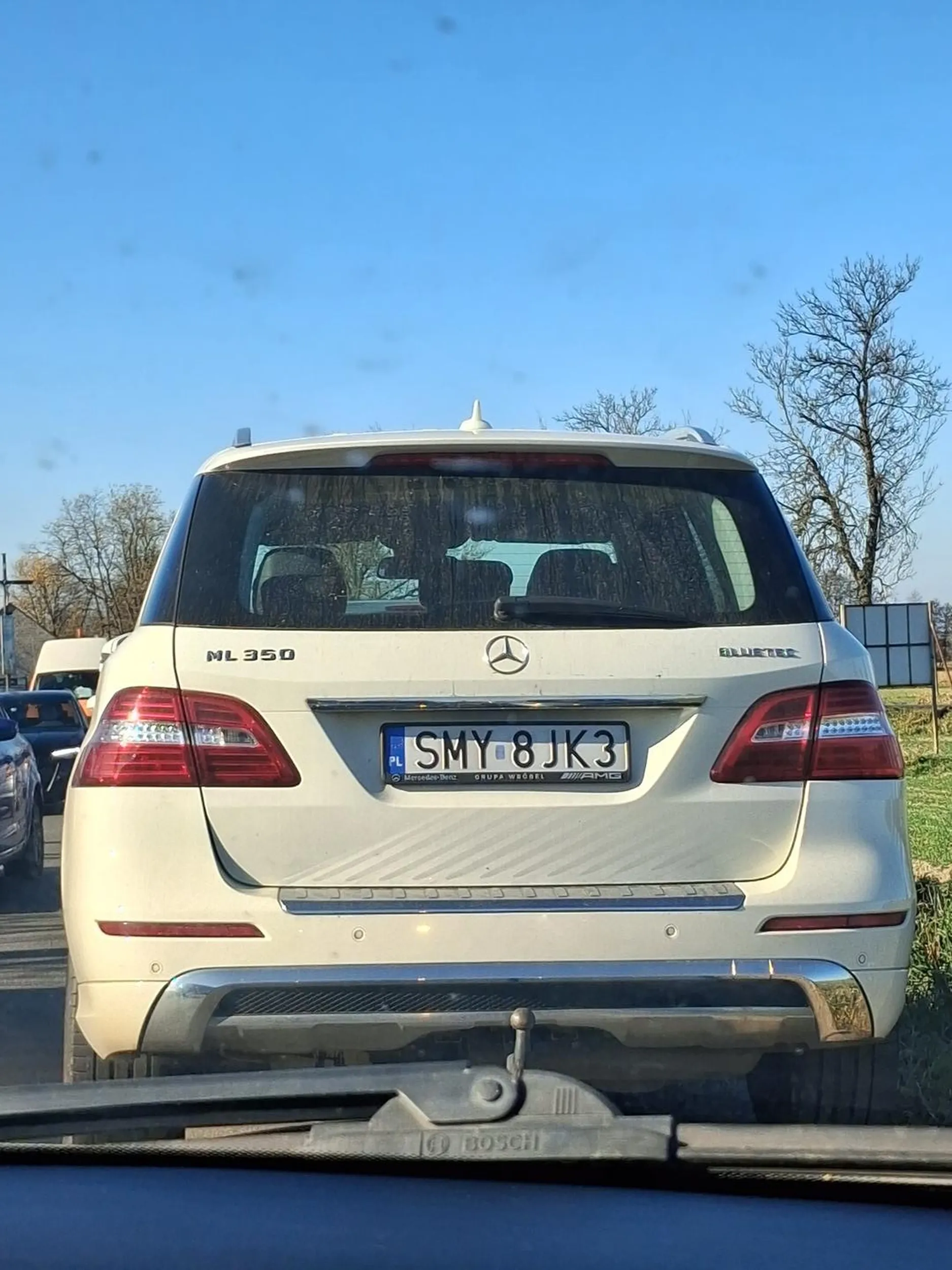 Znalazł sobie parking na chodzenie po cmentarzu.