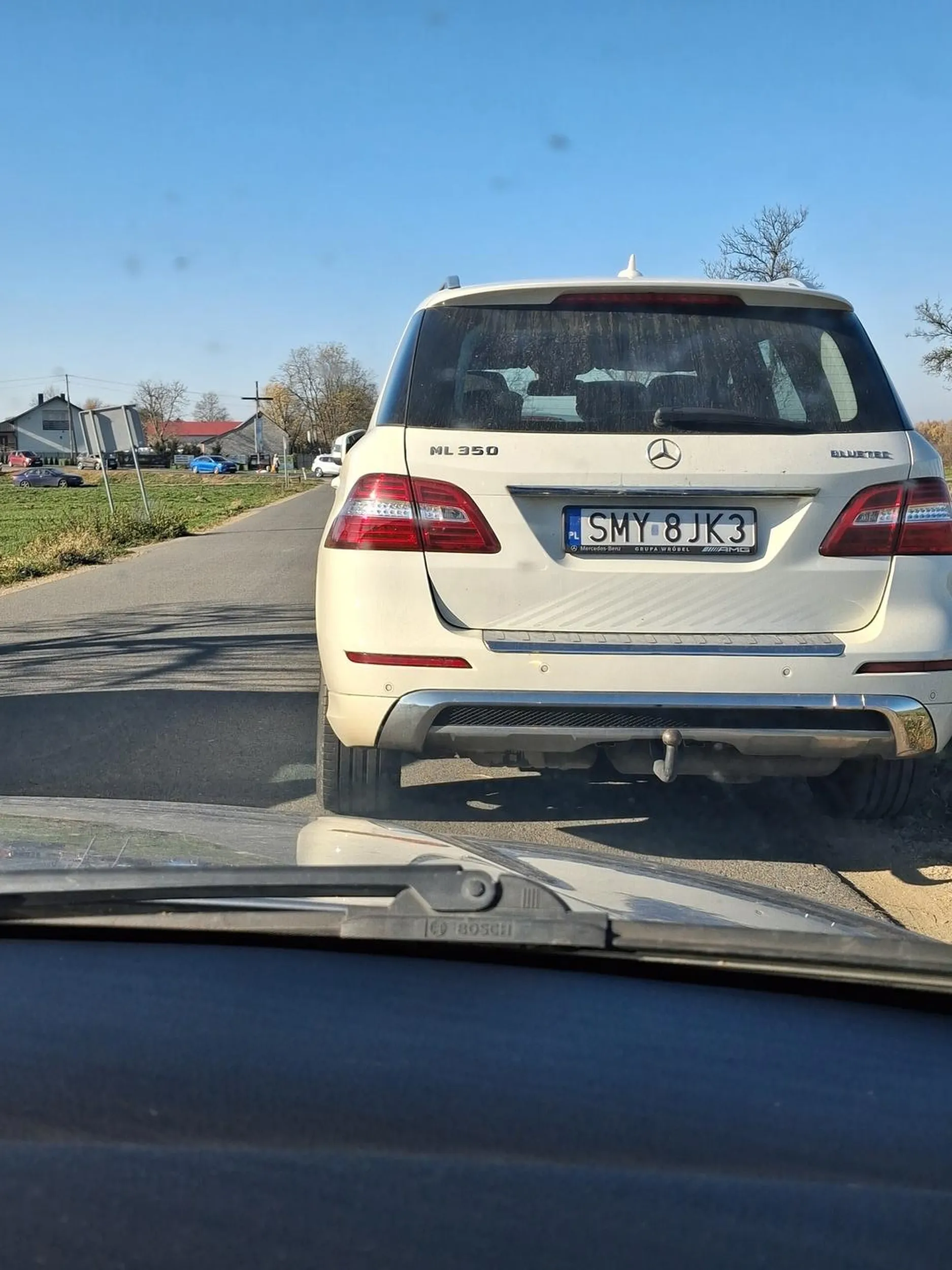 Znalazł sobie parking na chodzenie po cmentarzu.