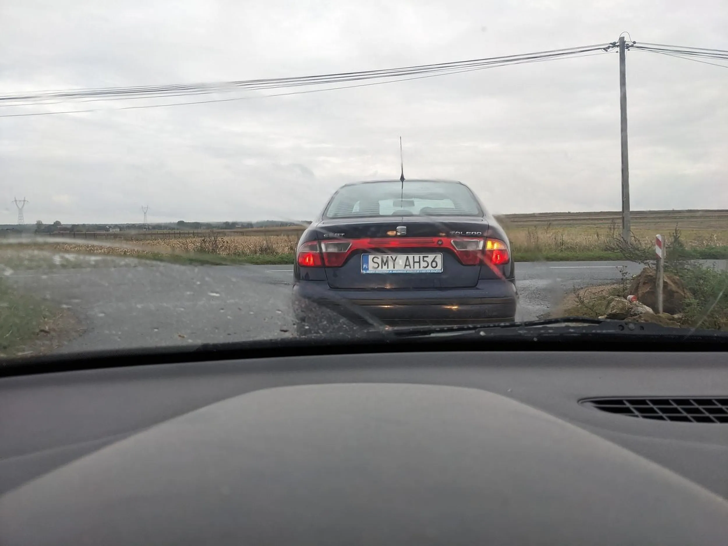 Pan włącza specjalnie światła przeciwmgielne tylne żeby oślepiać pojazdy za sobą, dramat. Trzeba tępić takie zachowanie