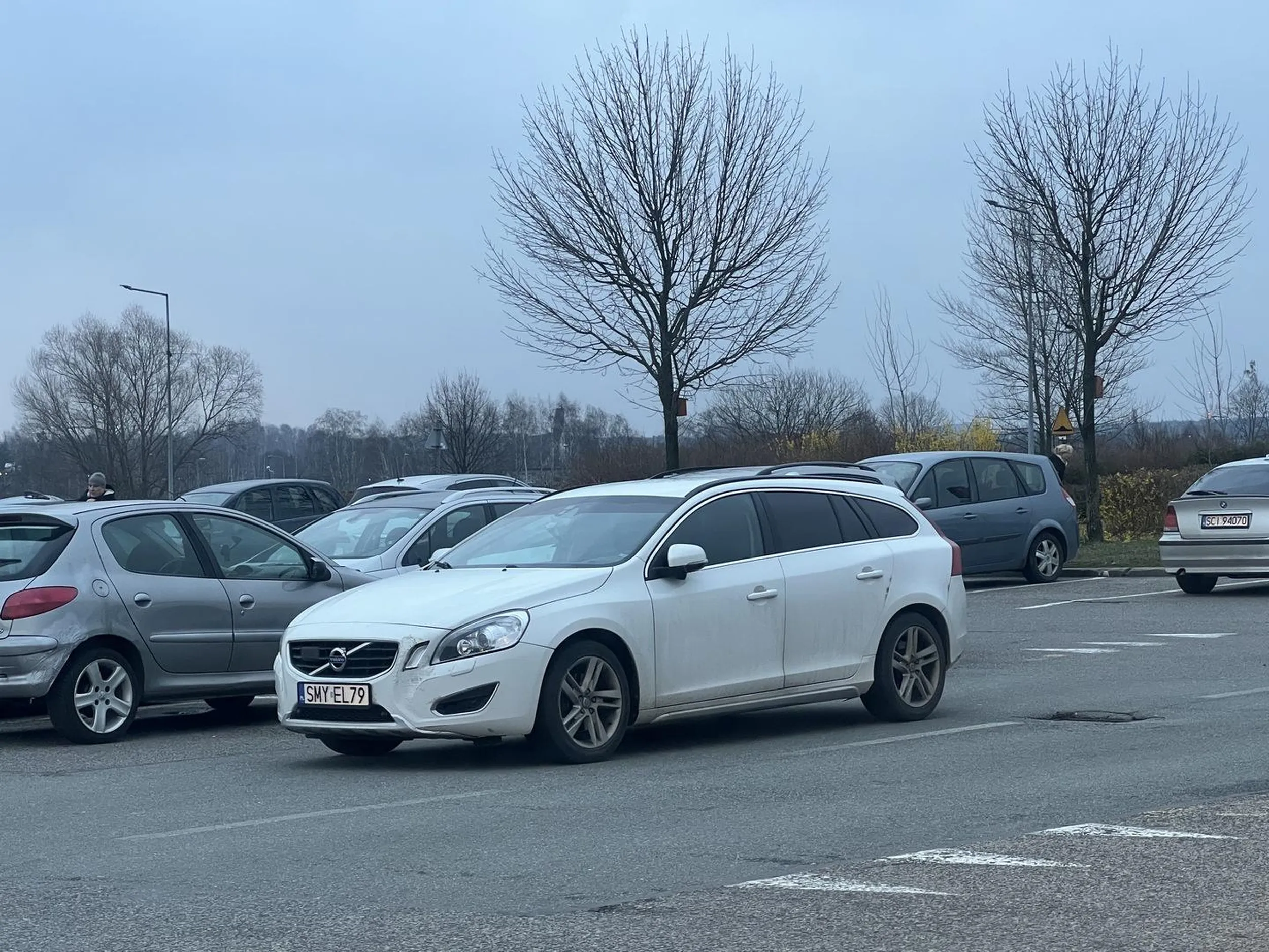 Chłop co pod auchanem w Żorach zaparkował na środku drogi, blokując ruch i przejazd, mimo że pod tym sklepem nigdy miejsca parkingowego nie brakuje