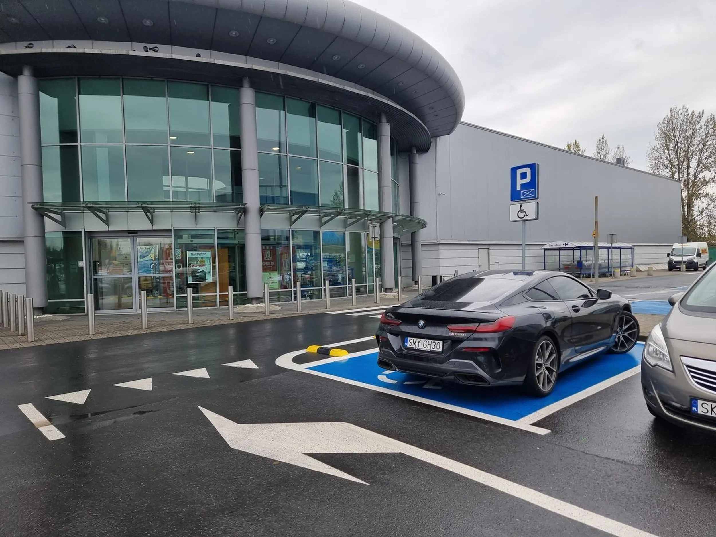 Onlesny, wulgarny oraz prymitywny kierowca parkujący notorycznie na miejscach dla niepełnosprawnych bez zezwolenia. Na uprzejme zwrócenie uwagi reaguje w sposób skrajnie prymitywny.  Zdjęcia wraz ze zdjęciami twarzy oraz zgłoszenie wysłane na policję. Pozdrawiam :)