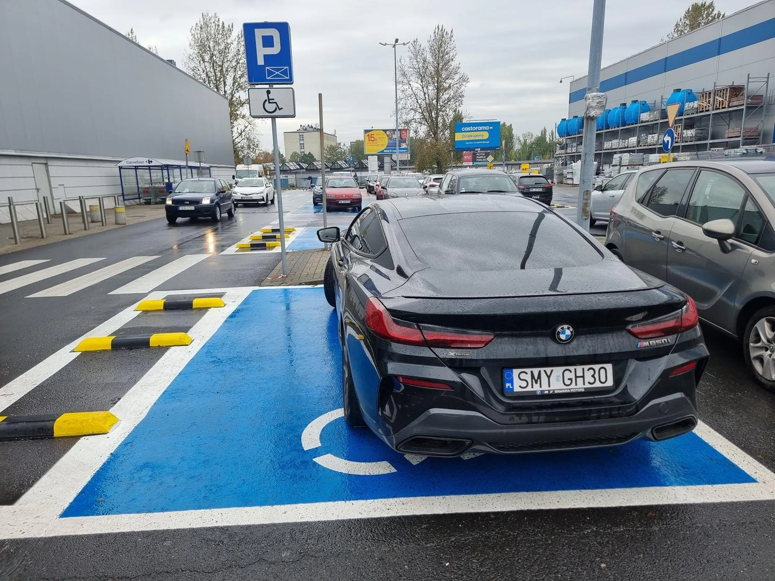 Onlesny, wulgarny oraz prymitywny kierowca parkujący notorycznie na miejscach dla niepełnosprawnych bez zezwolenia. Na uprzejme zwrócenie uwagi reaguje w sposób skrajnie prymitywny.  Zdjęcia wraz ze zdjęciami twarzy oraz zgłoszenie wysłane na policję. Pozdrawiam :)