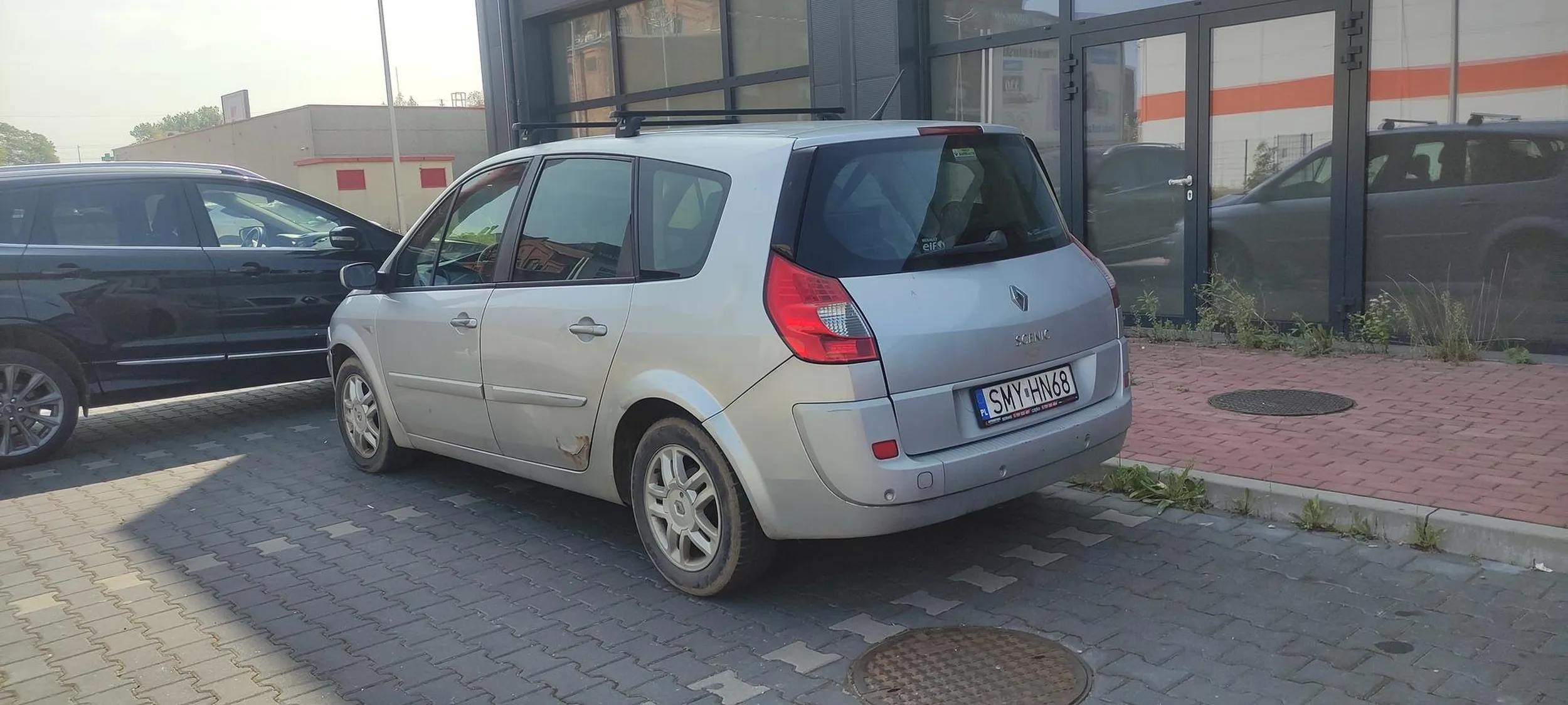 Głupi buc, staje jak mu się podoba aby złapać kawałek cienia. Dodatkowo krzyczy i bije własne dzieci w sklepie. Po nawiązaniu kontaktu wzrokowego zwyzywał jeszcze od ku**ew