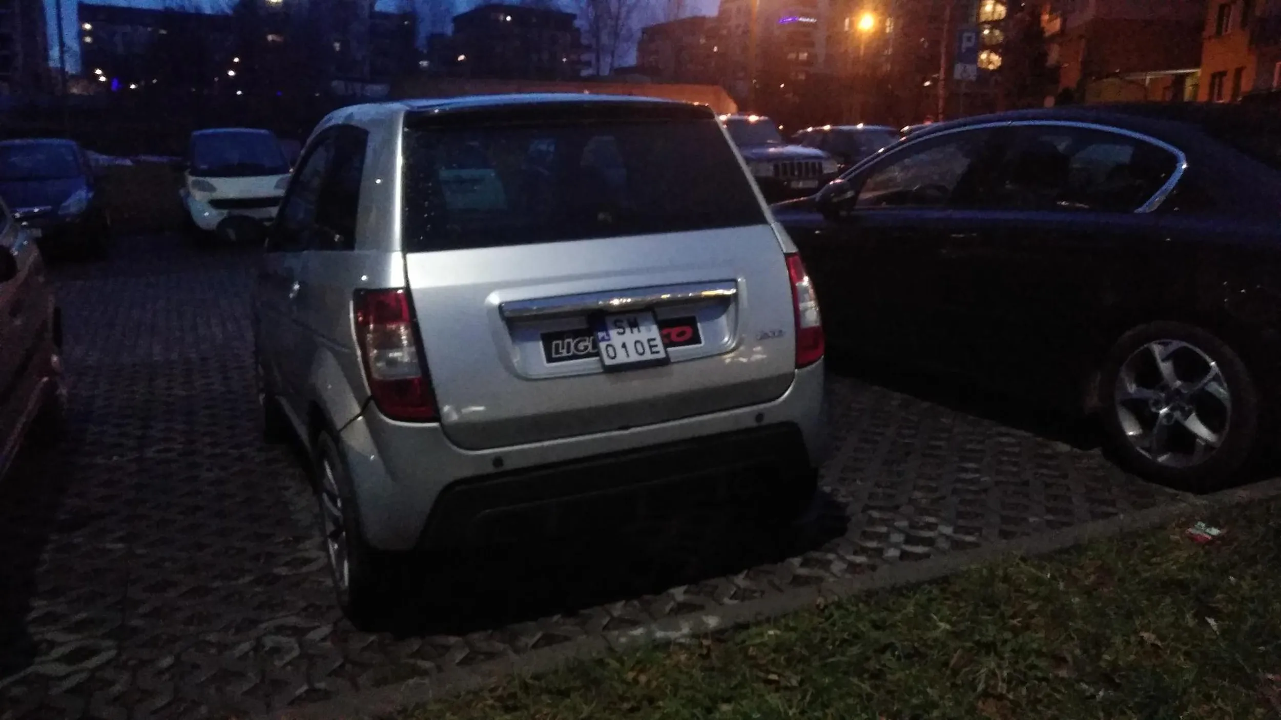 Kolejny kretyn z tablicą odpowiadającą wielkości przyrodzenia.