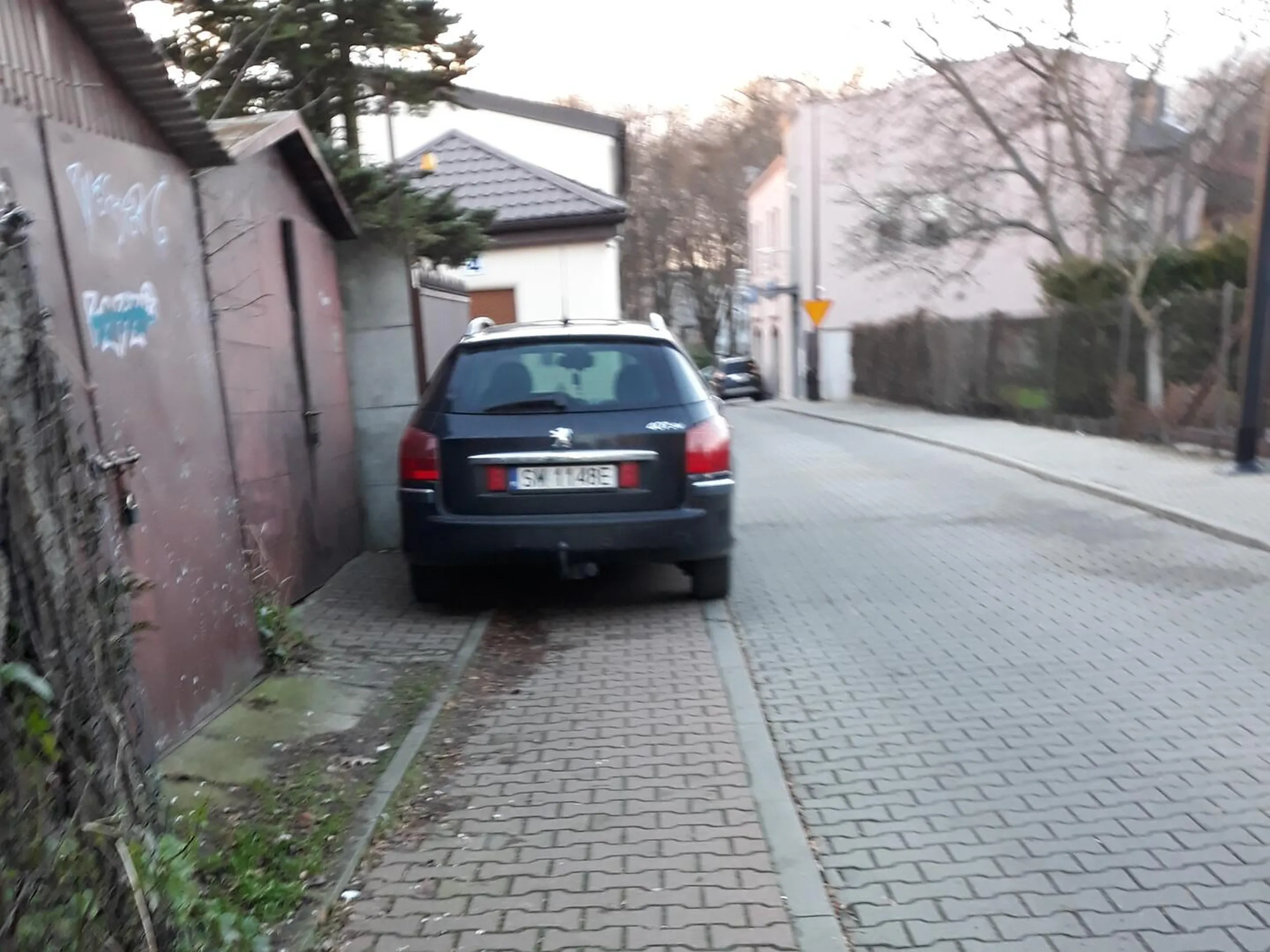 Parkowanie na chodniku.