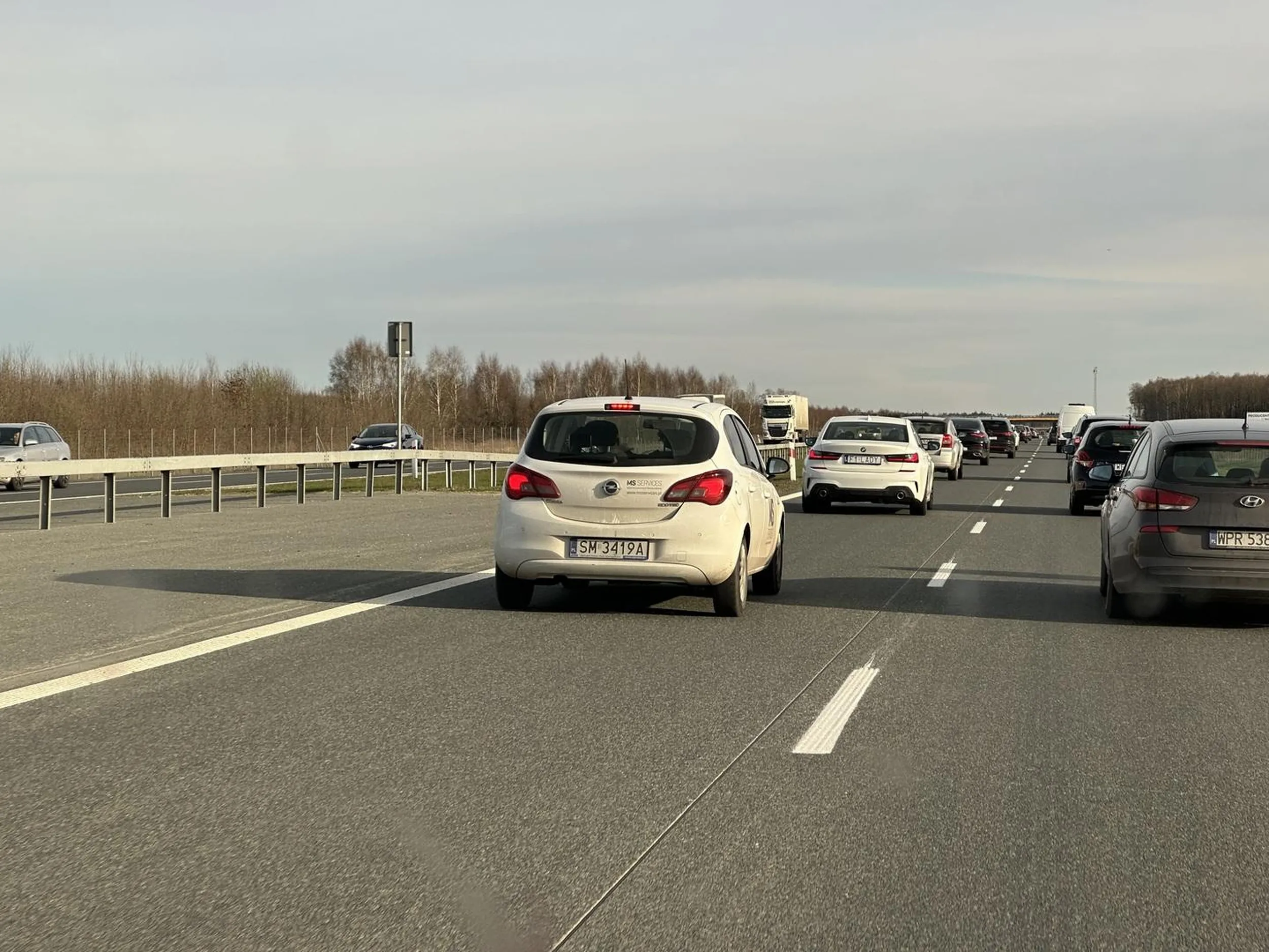 Skacze kiep po pasach jak głupi i myśli, że wyprzedzi sam siebie. Firma powinna przyjrzeć się szkodowości i spalaniu, albo zmienić harmonogram pracy...