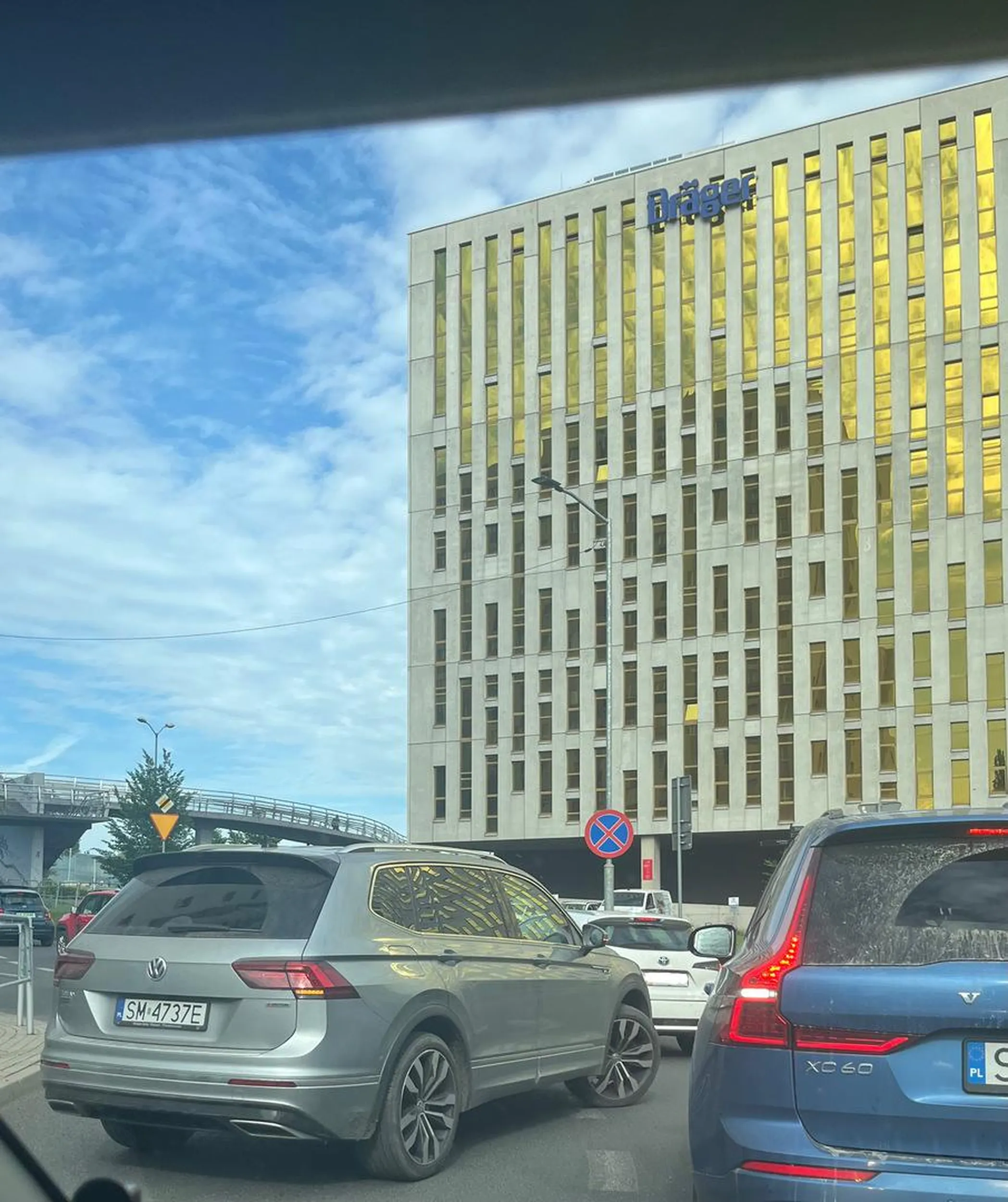 Aż tak bardzo ci się spieszyło, że postanowiłeś przelecieć całą ul. uniwersytecka pod prąd i to jeszcze przez pasy?  Każdy stał w korku i czekał