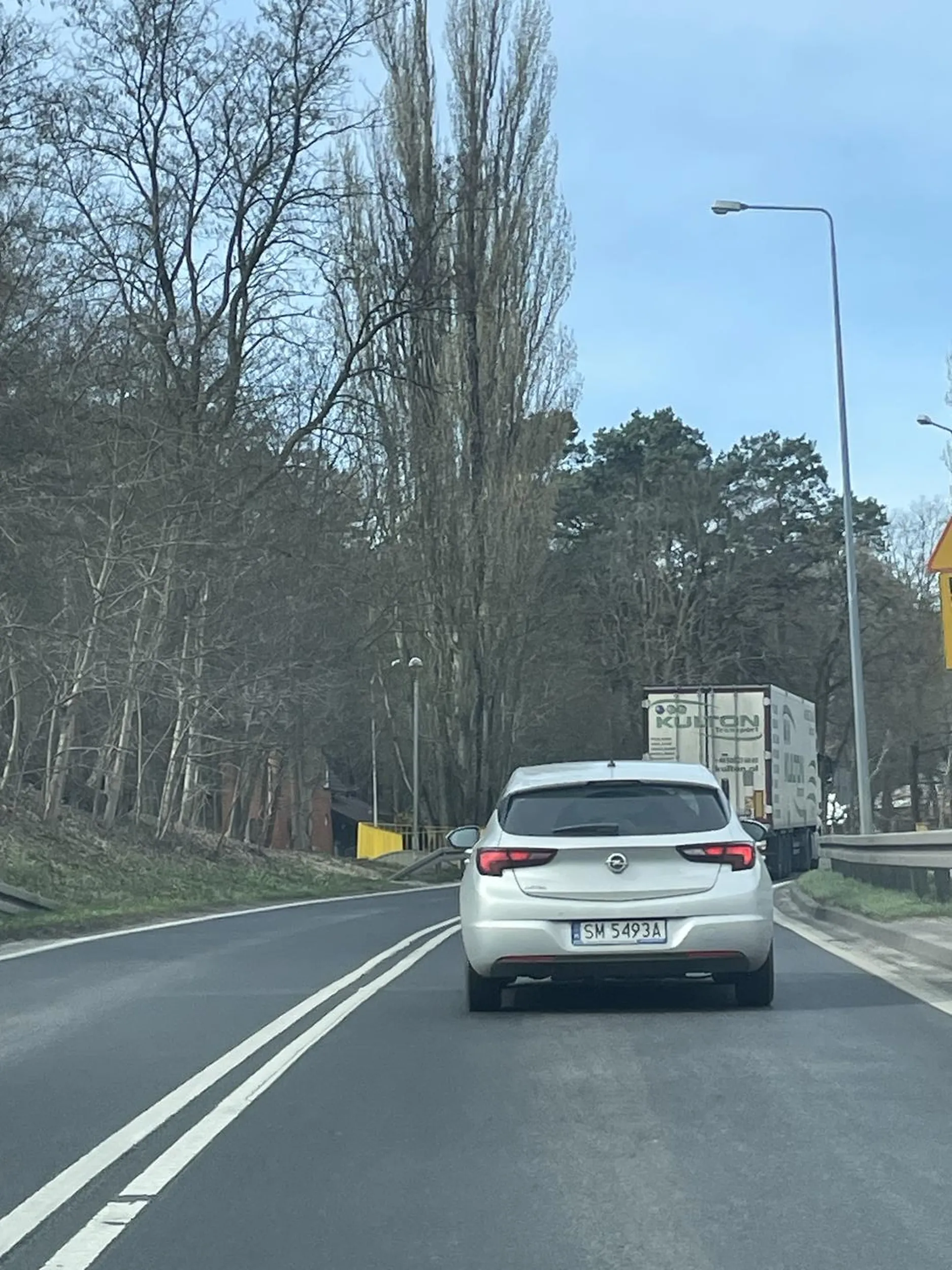 Kierowca z niedoborem oleju w głowie. Wyprzedza sprawnie poruszające się pojazdy jednocześnie jadąc na czołówkę z Tirem. Gdyby nie reakcja wylądowałbym z tym oplem w rowie.