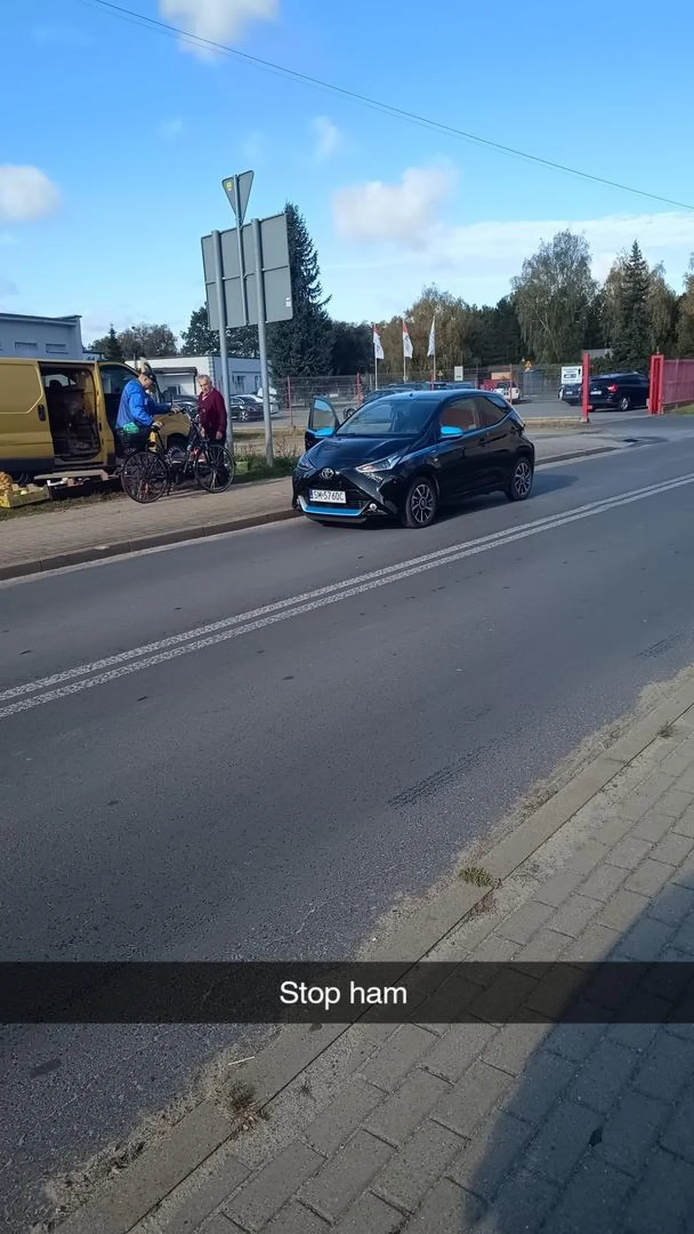 Dziadek parkuje na środku drogi
