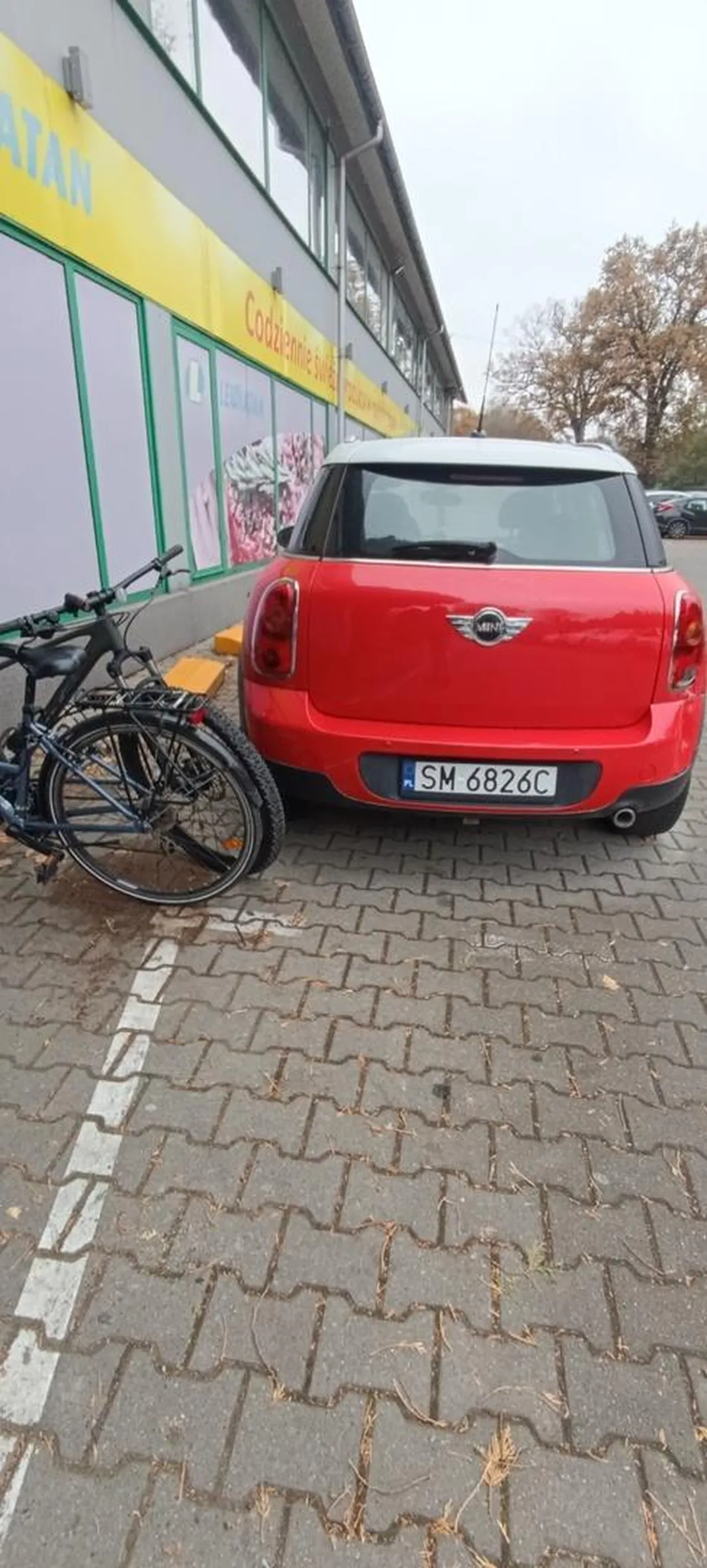 Parkuje poza wyznaczonym miejscem, blokuje stojak dla rowerów kutas. Stał tam przynajmniej 2h, potem pojechałem