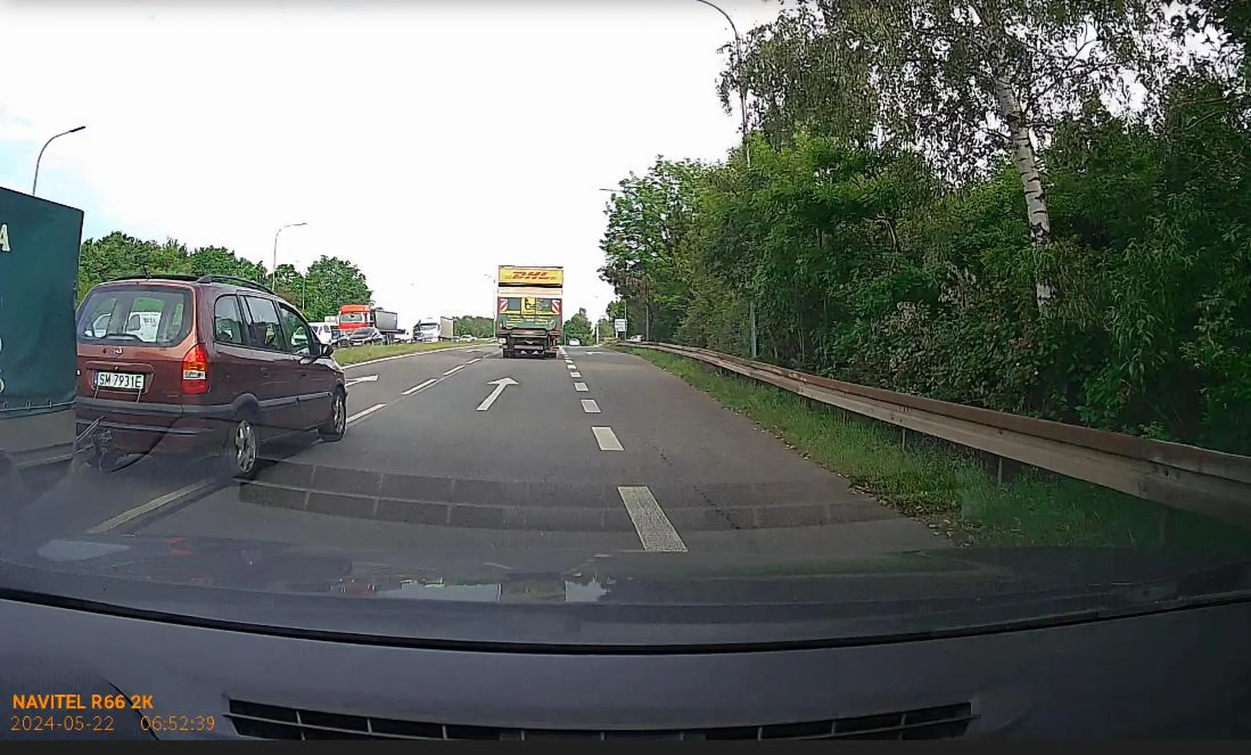 Bordowy opel zafira. Kierowca nie zachowuje bezpiecznej odległości, trąbki całą drogę nawet jeśli wyprzedzasz. Zajeżdża drogę. Pan podróżuje z przyczepką.