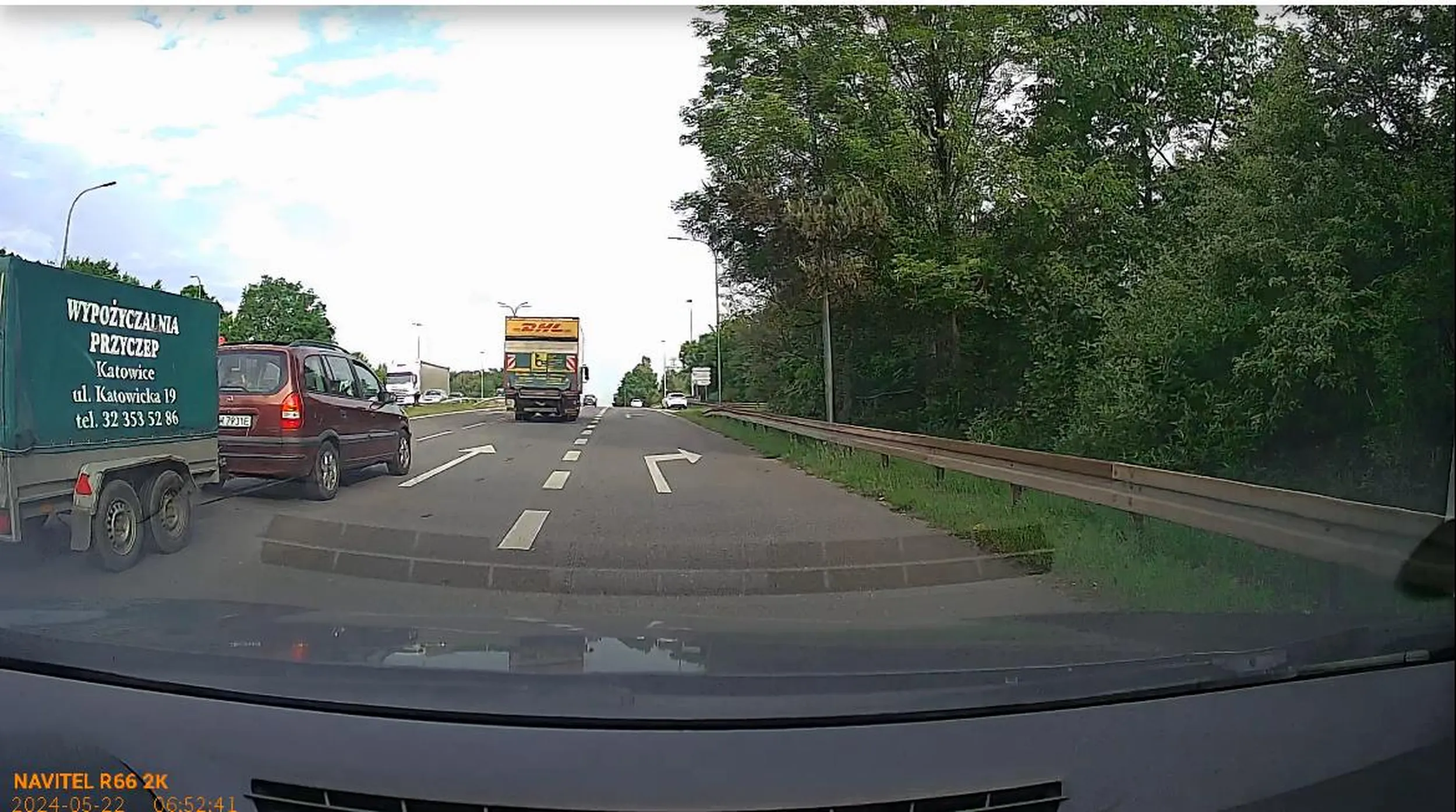 Bordowy opel zafira. Kierowca nie zachowuje bezpiecznej odległości, trąbki całą drogę nawet jeśli wyprzedzasz. Zajeżdża drogę. Pan podróżuje z przyczepką.