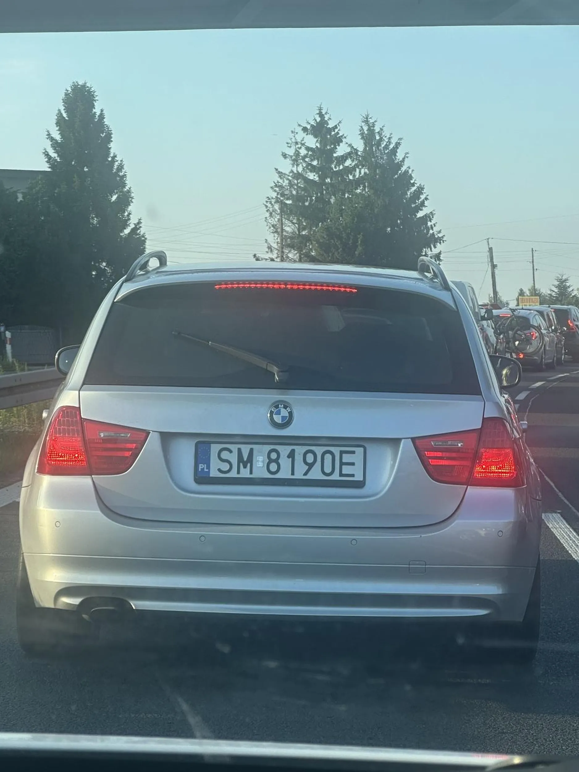 Rasowy kierowca BMW. Może i jedziesz szybko ale tak samo szybko na pewno nie myślisz. Jadąc z rodziną w samochodzie wymuszasz pierwszeństwo na drodze szybkiego ruchu. Przed włączeniem silnika włącz mózg !!!
