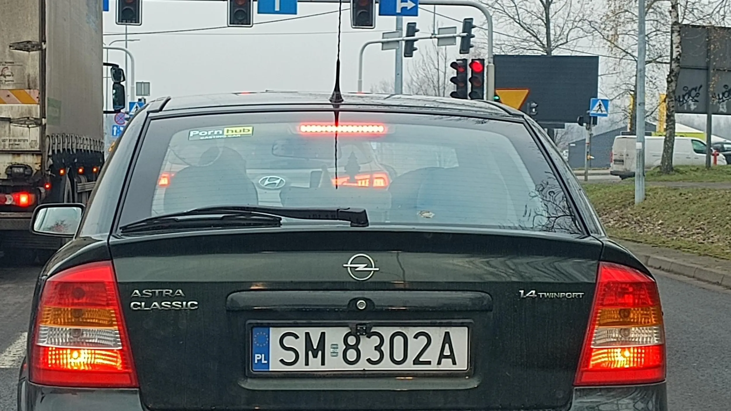 Żenada człowieku, zdejmij tą naklejkę i przestań się ośmieszać.