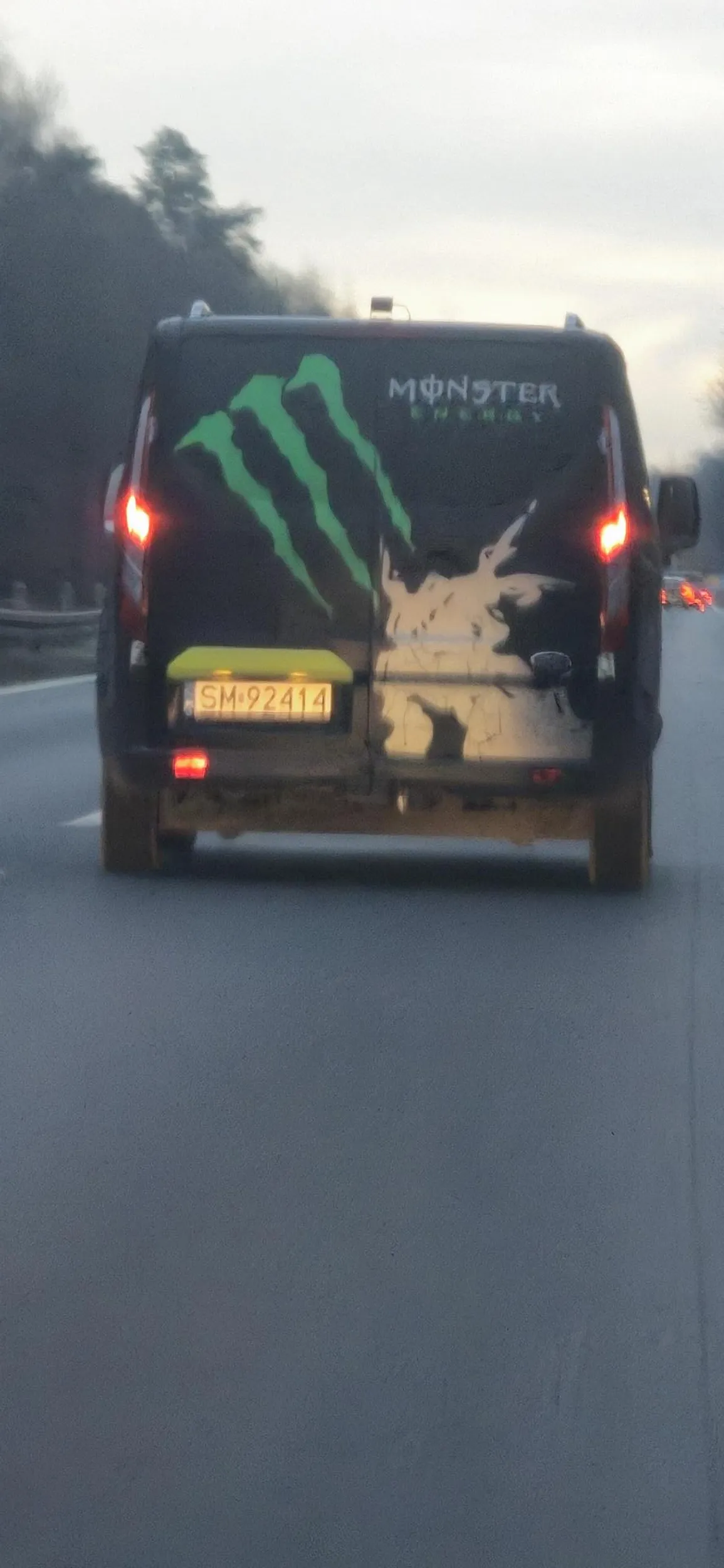 Nie dość, że miga światłami bo chce wyprzedzić gdzie z każdej strony i nie ma gdzie zjechać, to jeszcze jak go puściłam to próbował mnie zapchać z pasa