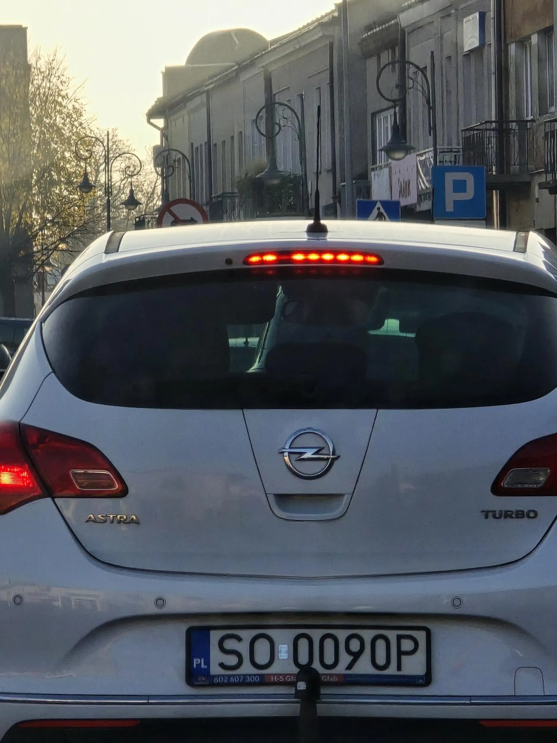 Serdecznie nie pozdrawiam. Polecam aby Pan nauczył się jeździć. Siedzi na "dupie" stwarzając zagrożenie. O wyprzedzaniu na podwójnej nie wspomnę...