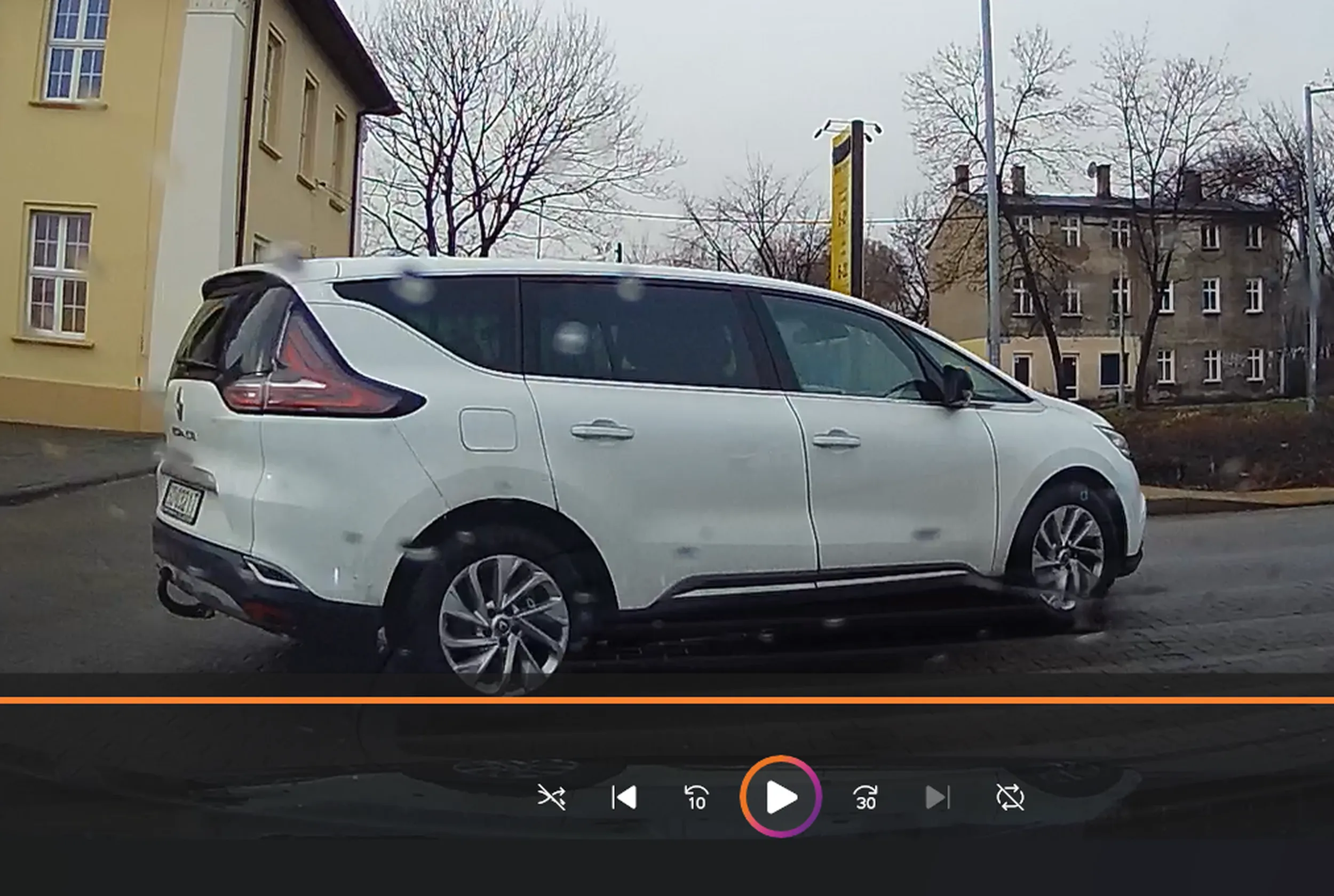 Ta Pani ewidentnie musi nauczyć się rozróżniać znaki "ustąp pierwszeństwa" a "droga z pierszeństwem". Lub przestać patrzeć się w telefon podczas jazdy.