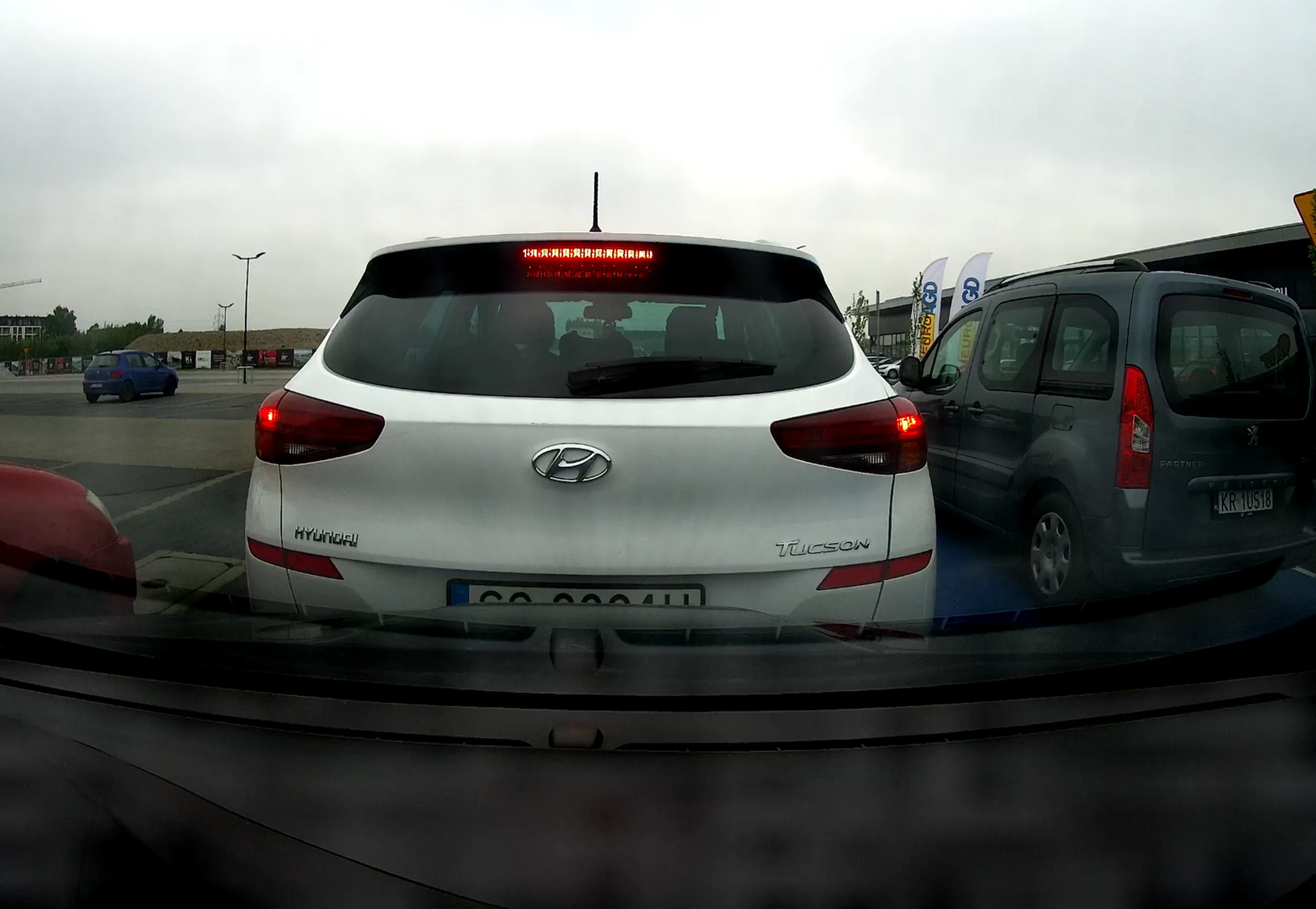 Nie pozdrawiam Pani kierującej ten samochód, która pod galerią Atut na ul. Galicyjskiej w Krakowie, uderzyła w mój samochód po czym odjechała, a mijając mnie patrzyła jak zmierzam w kierunku mojego auta. Niestety idąc nie miałem jeszcze świadomości co się stało. Zdarzenie nagrało się na moim rejestratorze. Zderzak do polerowania. Wystarczyło powiedzieć głupie przepraszam, a machnąłbym na to ręką - bo każdemu się mogło zdarzyć, ale uciekając zachowała się Pani bardzo brzydko.