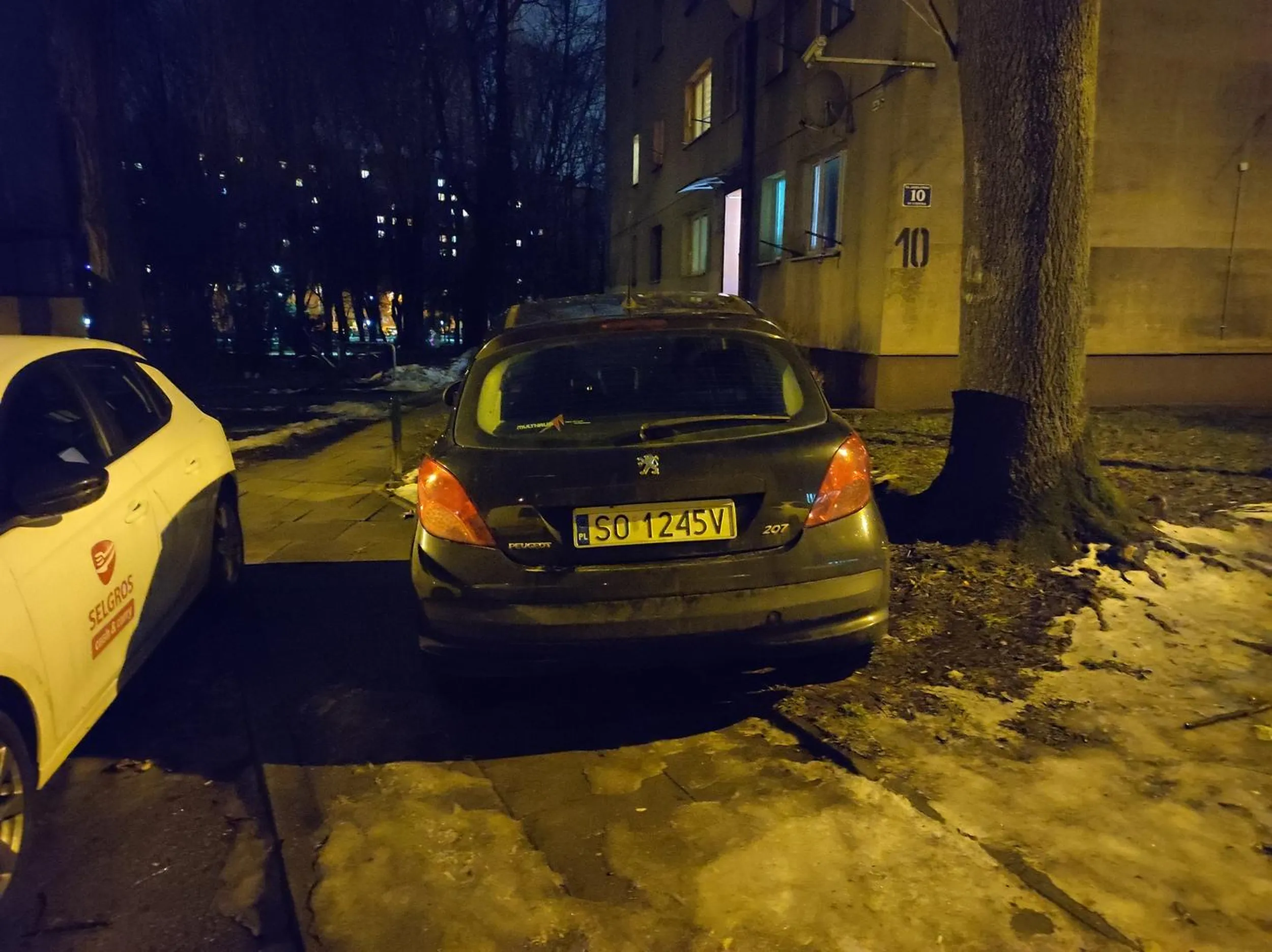 Nagminne parkowanie na ciągach pieszych. Notorycznie zastawiany chodnik.