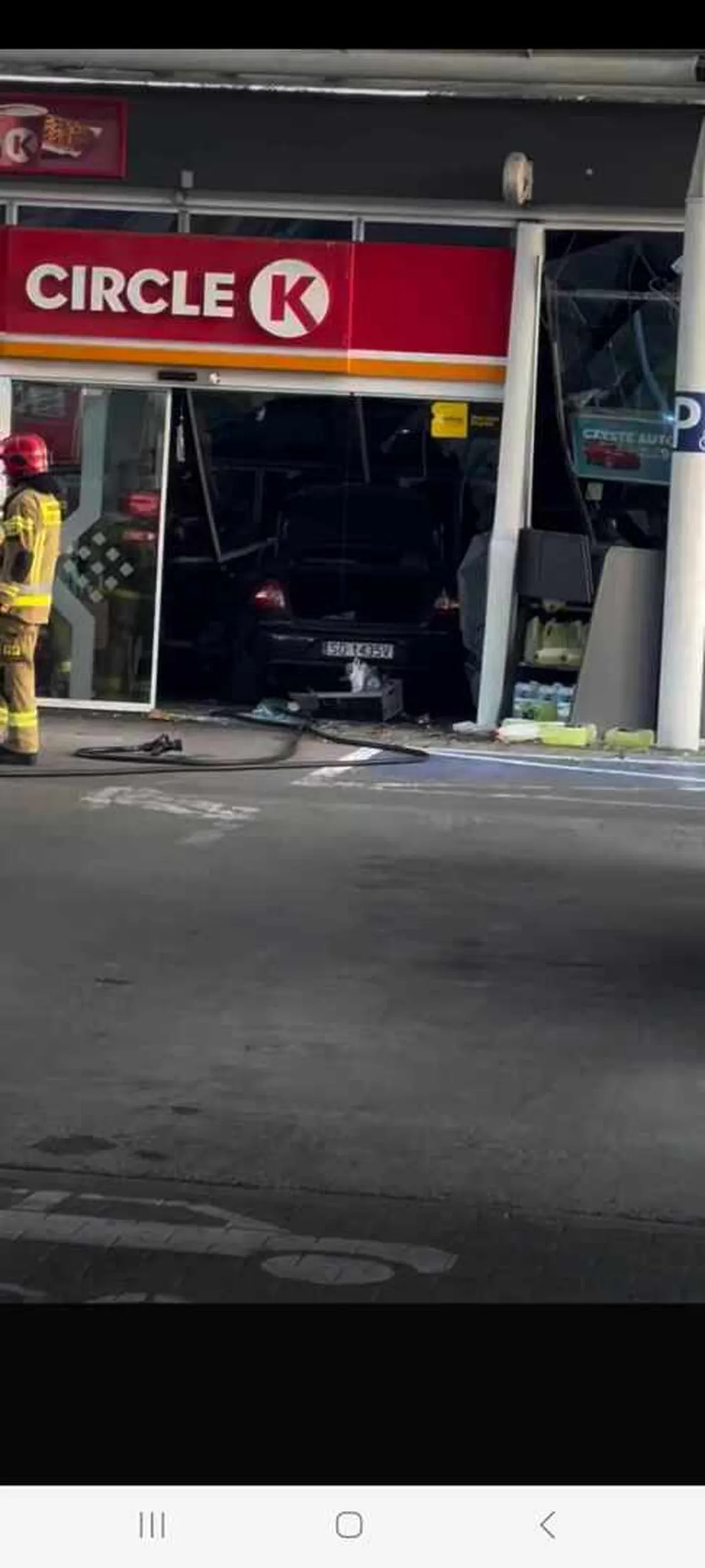 Straszny leń, nie chciało mu się iść na nogach zapłacić za paliwo i wjechał autem do środka stacji.