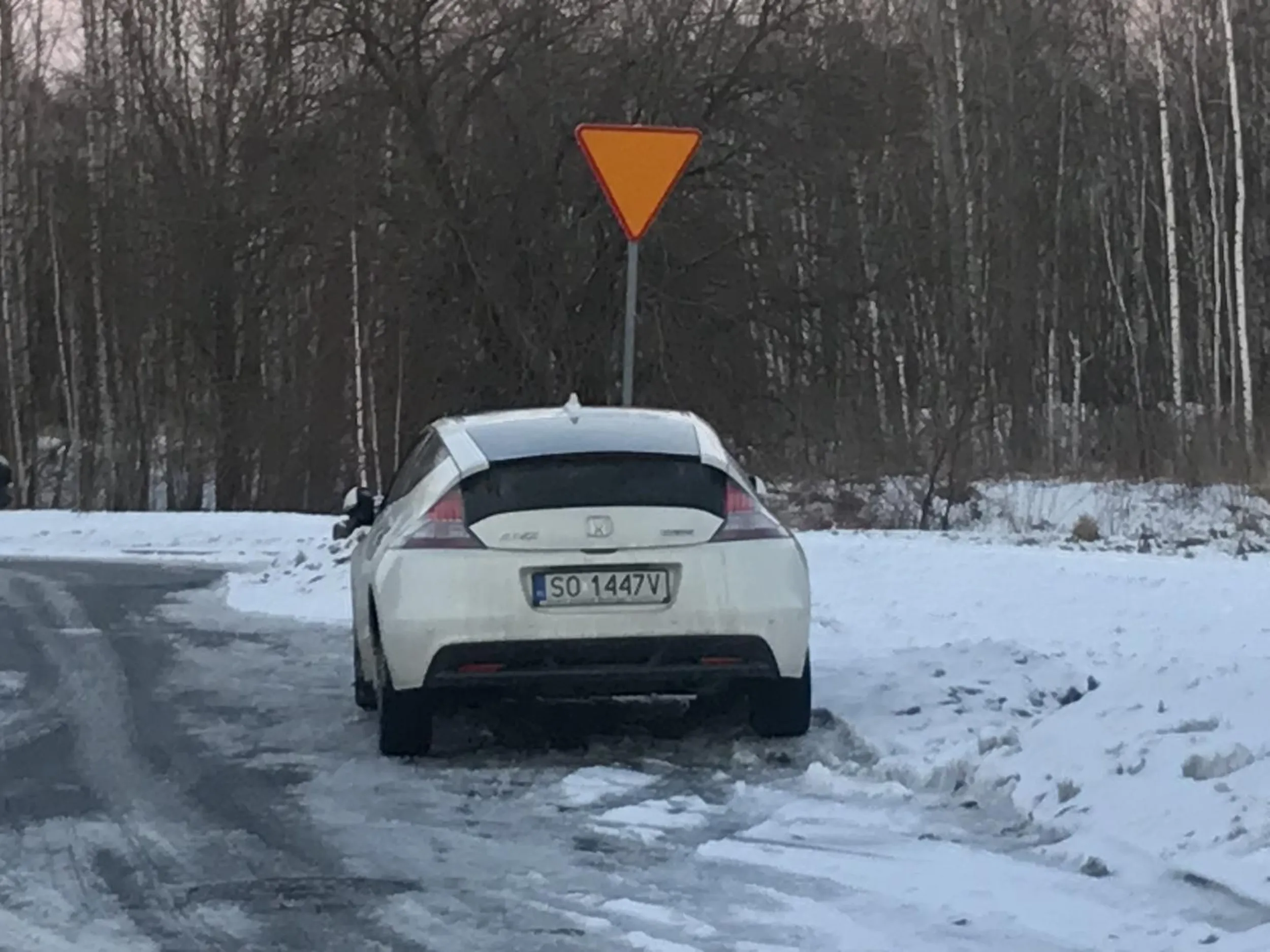 Wiecznie zastawia wyjazd z parkingu w strefie zamieszkania.
