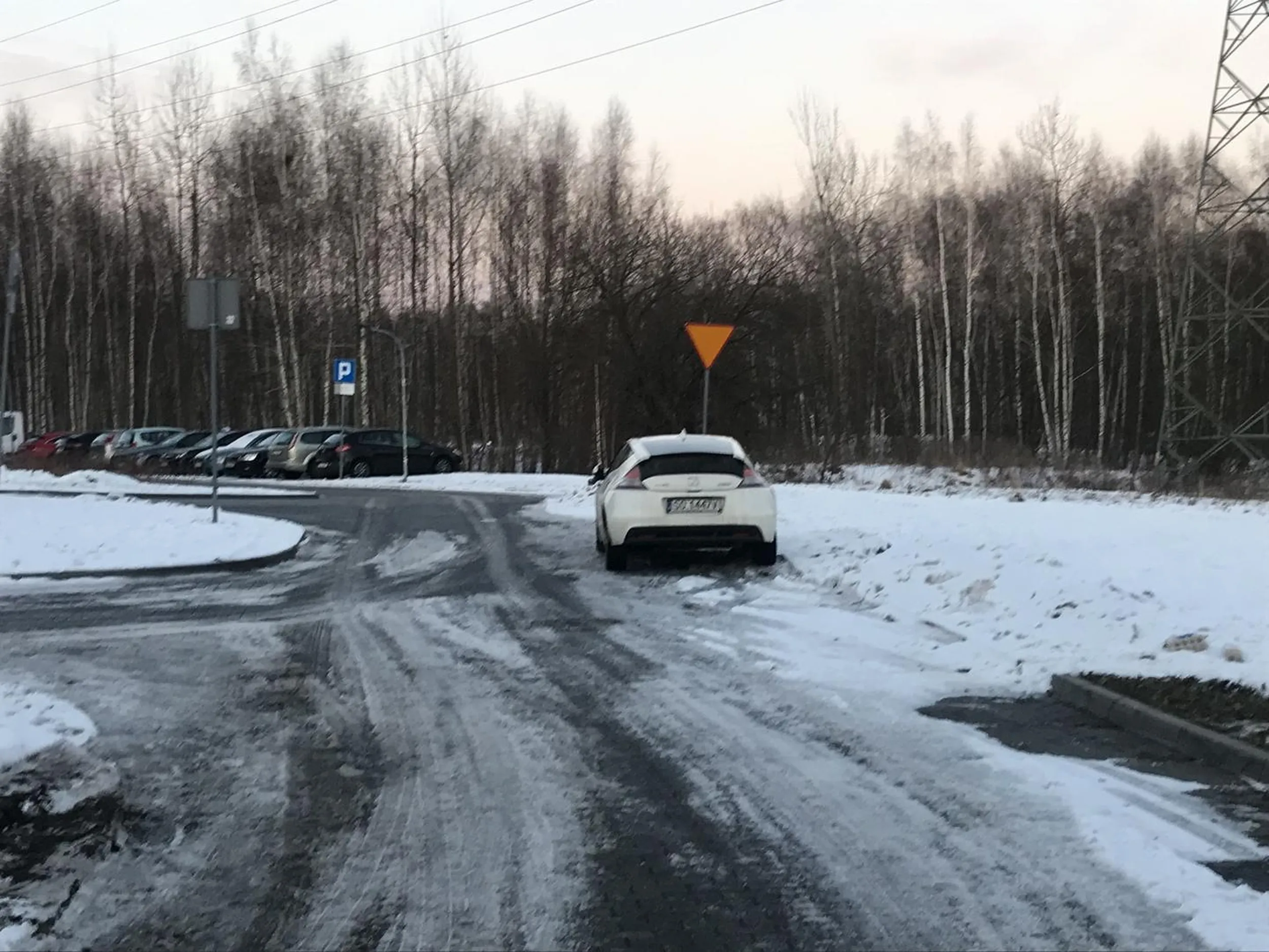 Wiecznie zastawia wyjazd z parkingu w strefie zamieszkania.