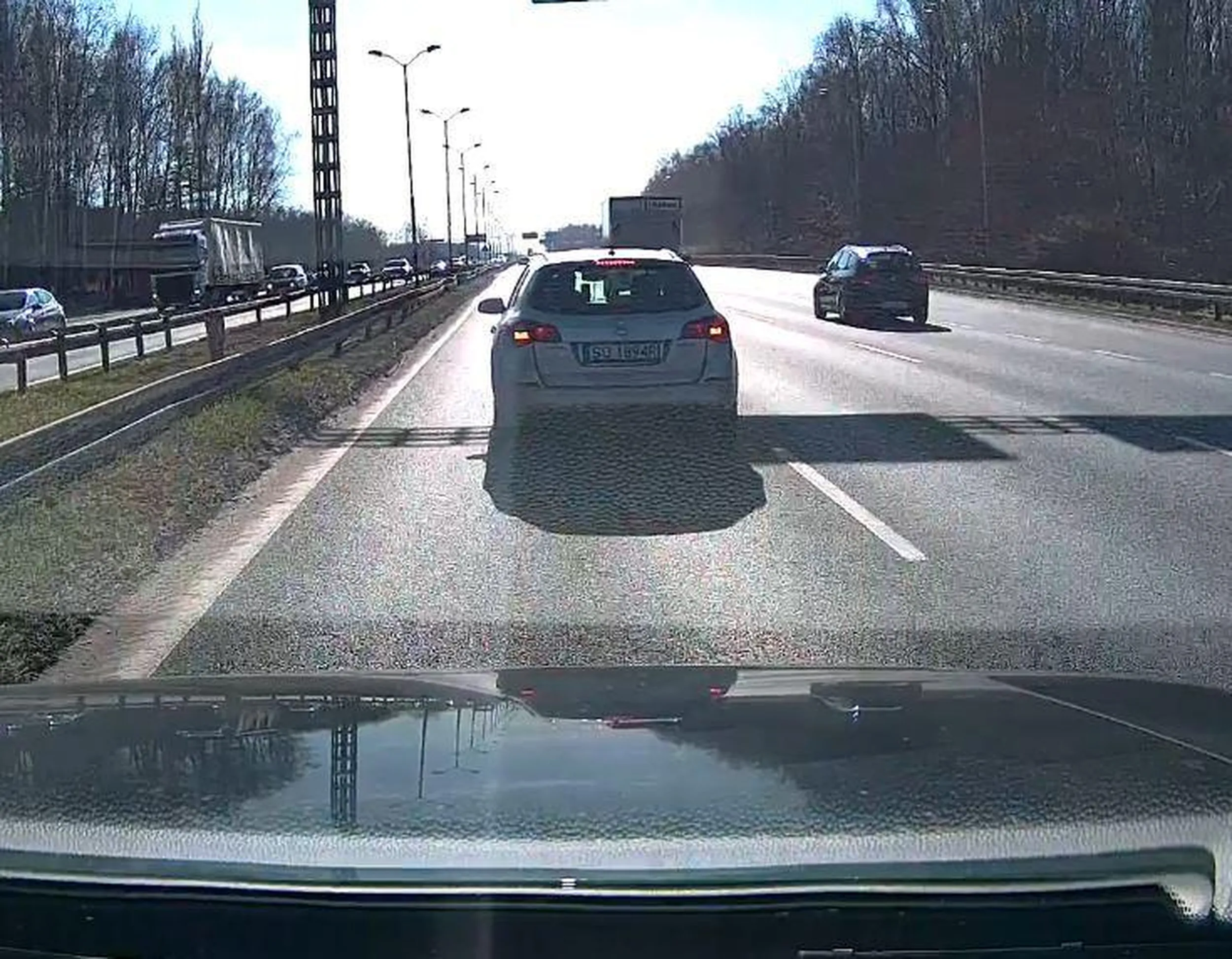 cieć zajeżdża drogę, wyhamowuje i to tylko po to by zjechać w prawo