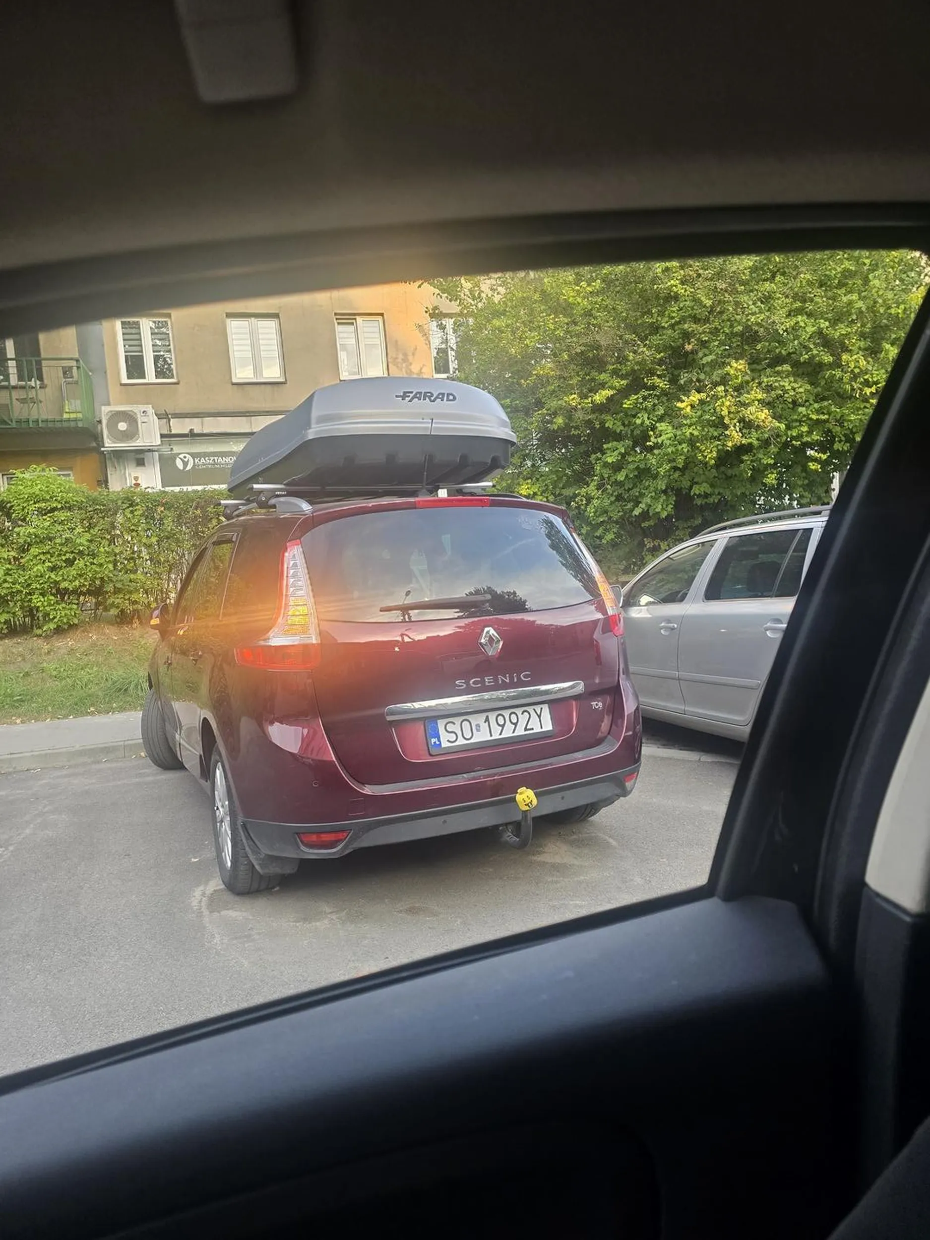 Śmieć i prostak, jedzie na zderzaku po wąskich uliczkach, po zatrzymaniu pytany czy jakiś odstęp się stosuje odpowiada "nie". Rudy kiep śpiący z ojcem