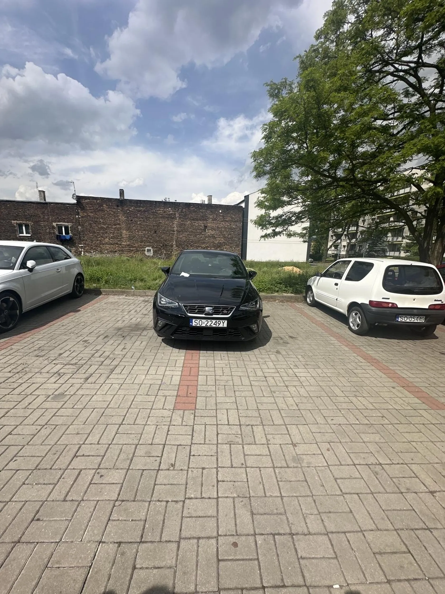 typowa baba na parkingu