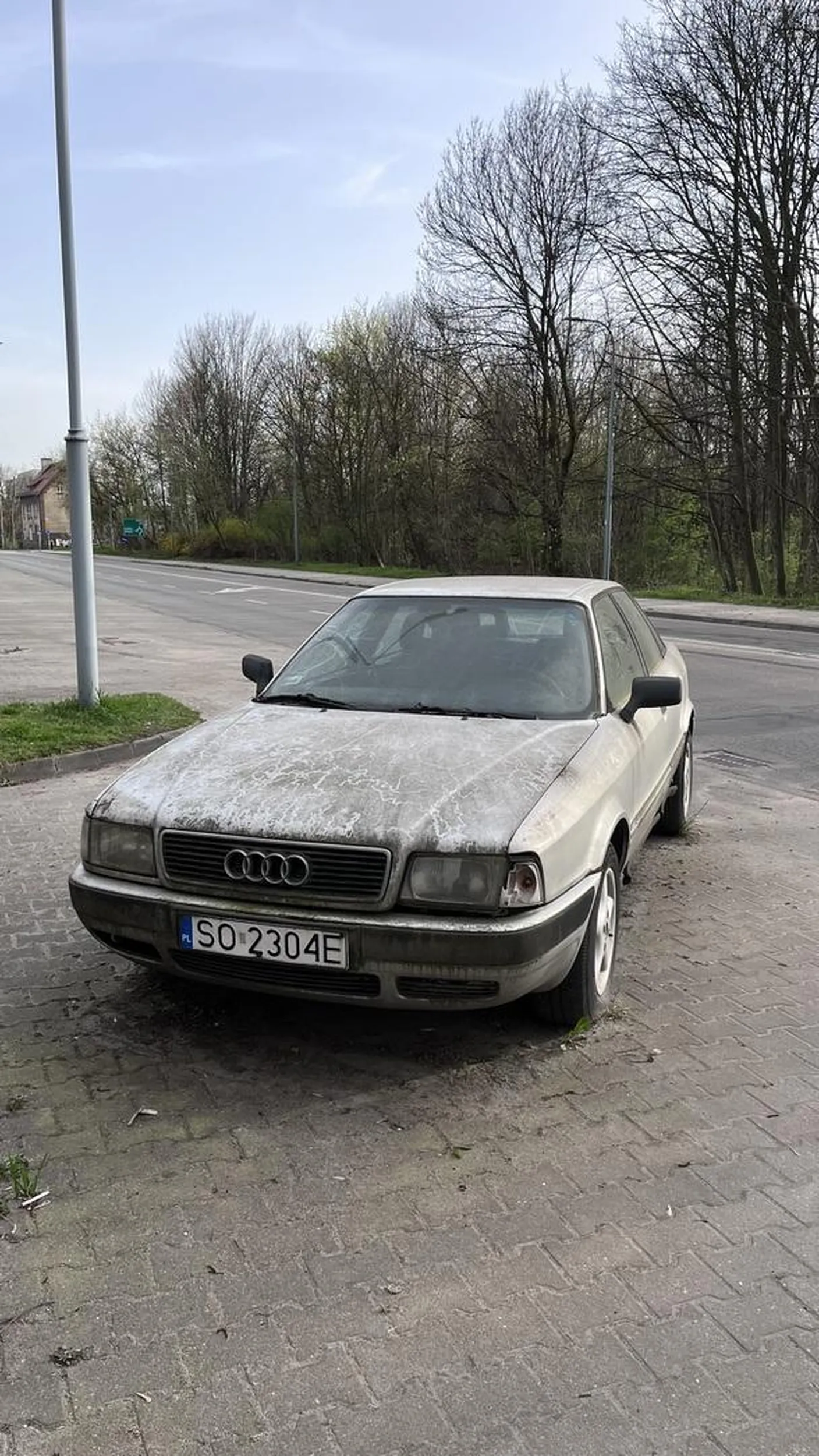 Stoi porzucony w Katowicach na Bytkowskiej na poziomie hotelu