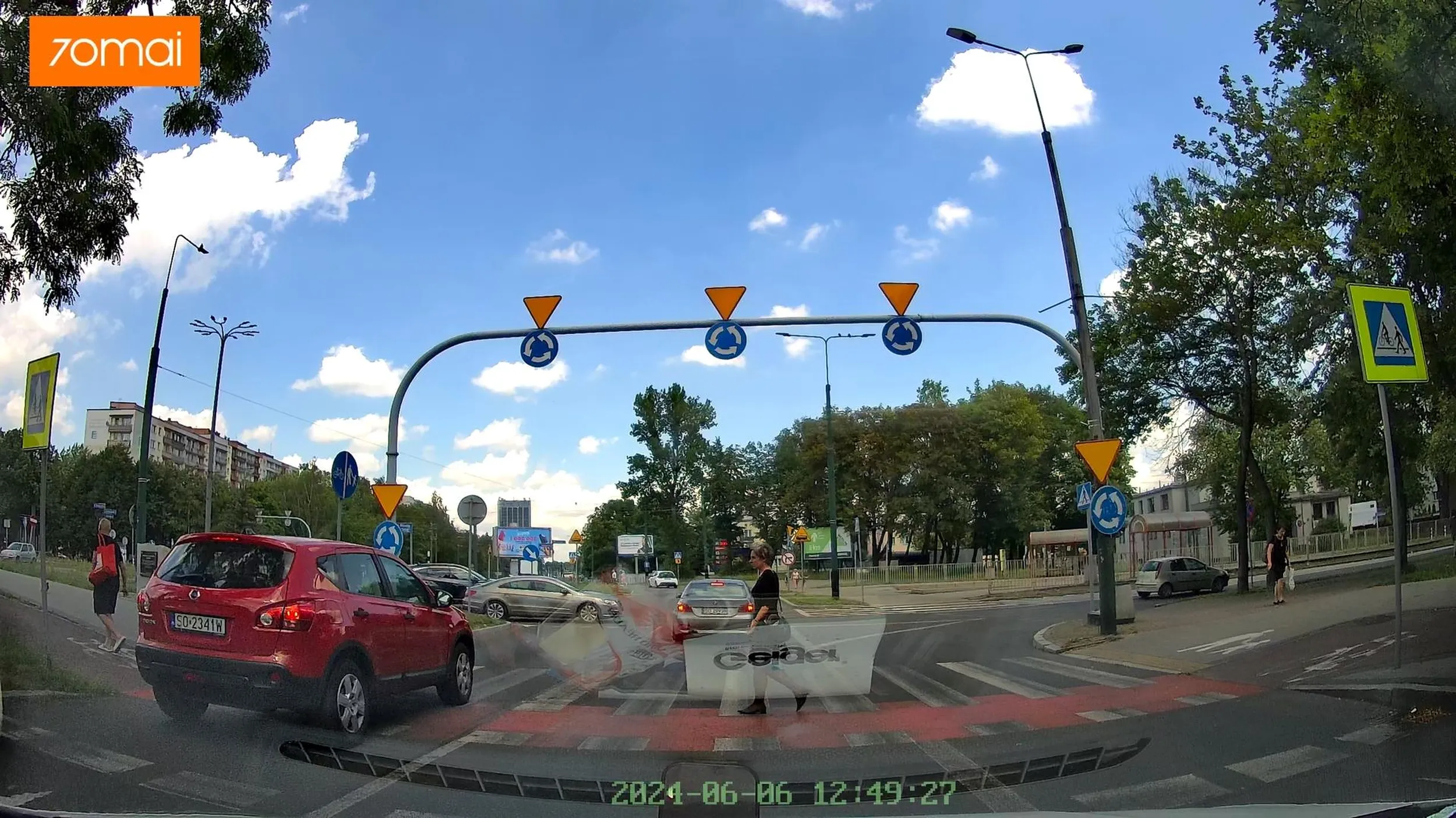 Kierujący tym pojazdem o mało w biały dzień nie potrącił pieszej na pasach,Nie zatrzymał się,i nawet nie zwolnił, pomimo,że na pasach obok stały inne pojazdy.