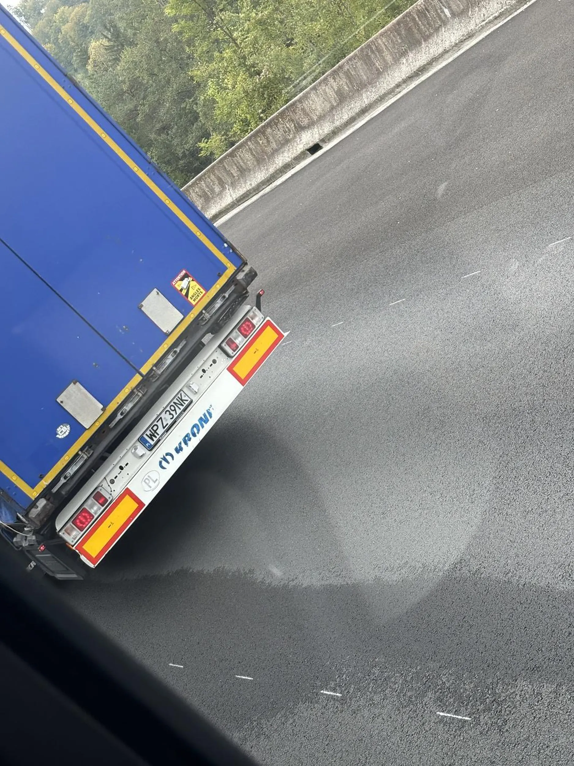 Kierowca firmy ROLA- TRANS z Przasnysza. Bardzo agresywny wulgarny, wygraża się na radiu. Albo ma słaby zasób słów i potrafi tylko wyzywać, kląć i się wygrażać albo jeździ pod wpływem alkoholu. NACZEPA WPZ39NK