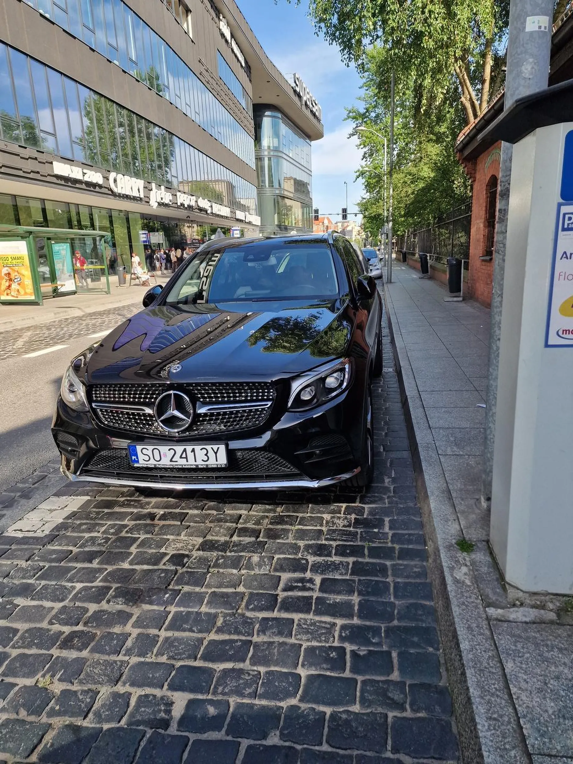 Nowobogacki pojeb z "egzotarium" (SO) jeździ pod prąd, parkuje na miejscach taxi a przy próbie zwrócenia uwagi wraz ze szpetnym babsztylem wszystkim dookoła pokazują fakulce.