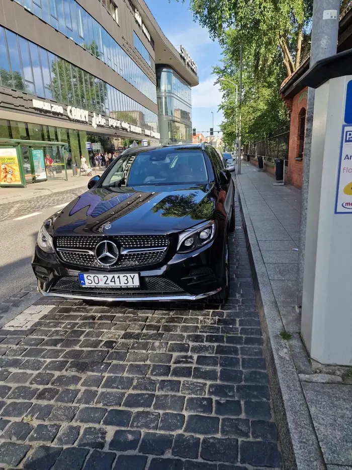 Nowobogacki pojeb z "egzotarium" (SO) jeździ pod prąd, parkuje na miejscach taxi a przy próbie zwrócenia uwagi wraz ze szpetnym babsztylem wszystkim dookoła pokazują fakulce.