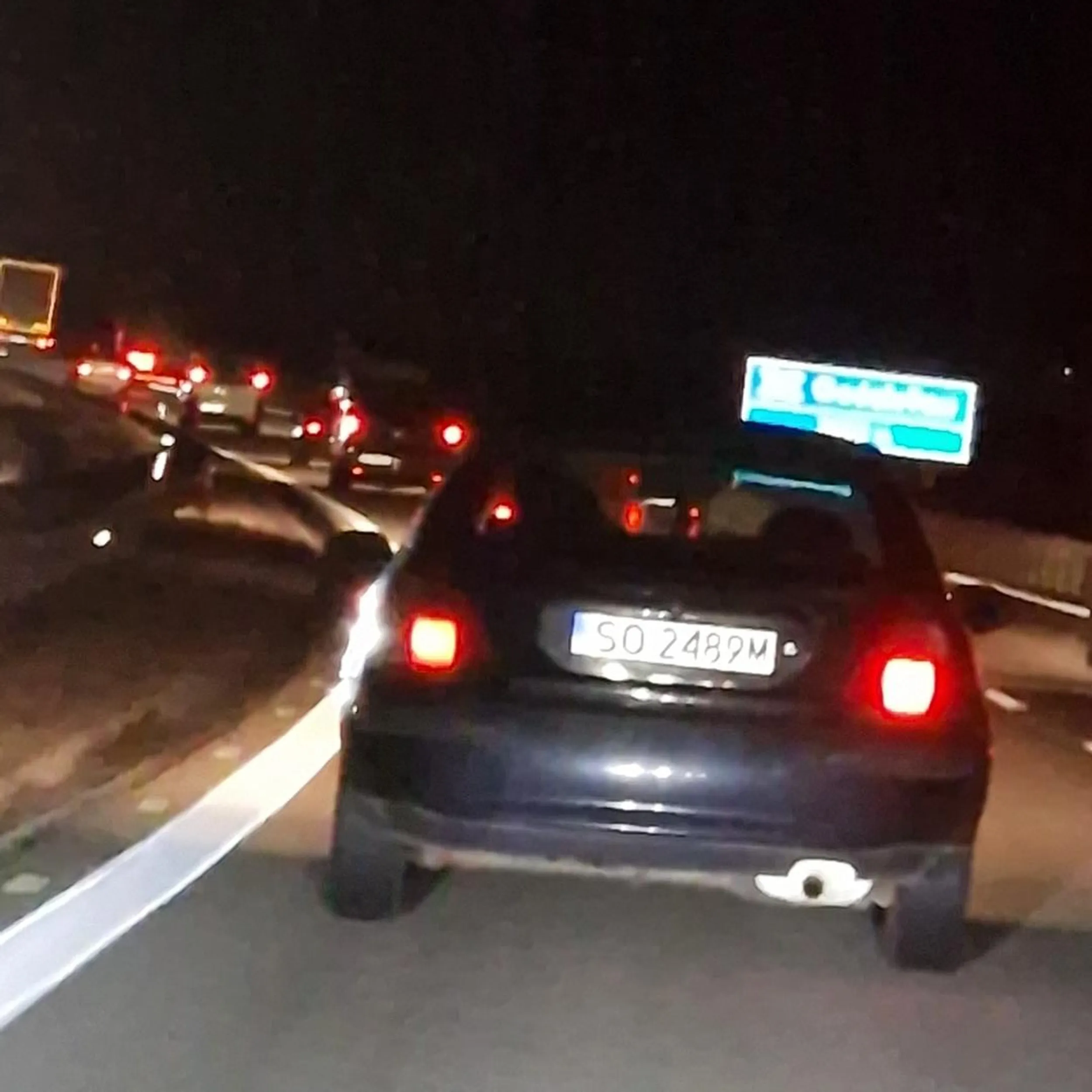 Kolejny szeryf lewego pasa . Lewy pas to nie kółko różańcowe! Blokuje lewy pas 80-95km Dobre 50 metrow odstępu od auta, i hamuje bez powodu !