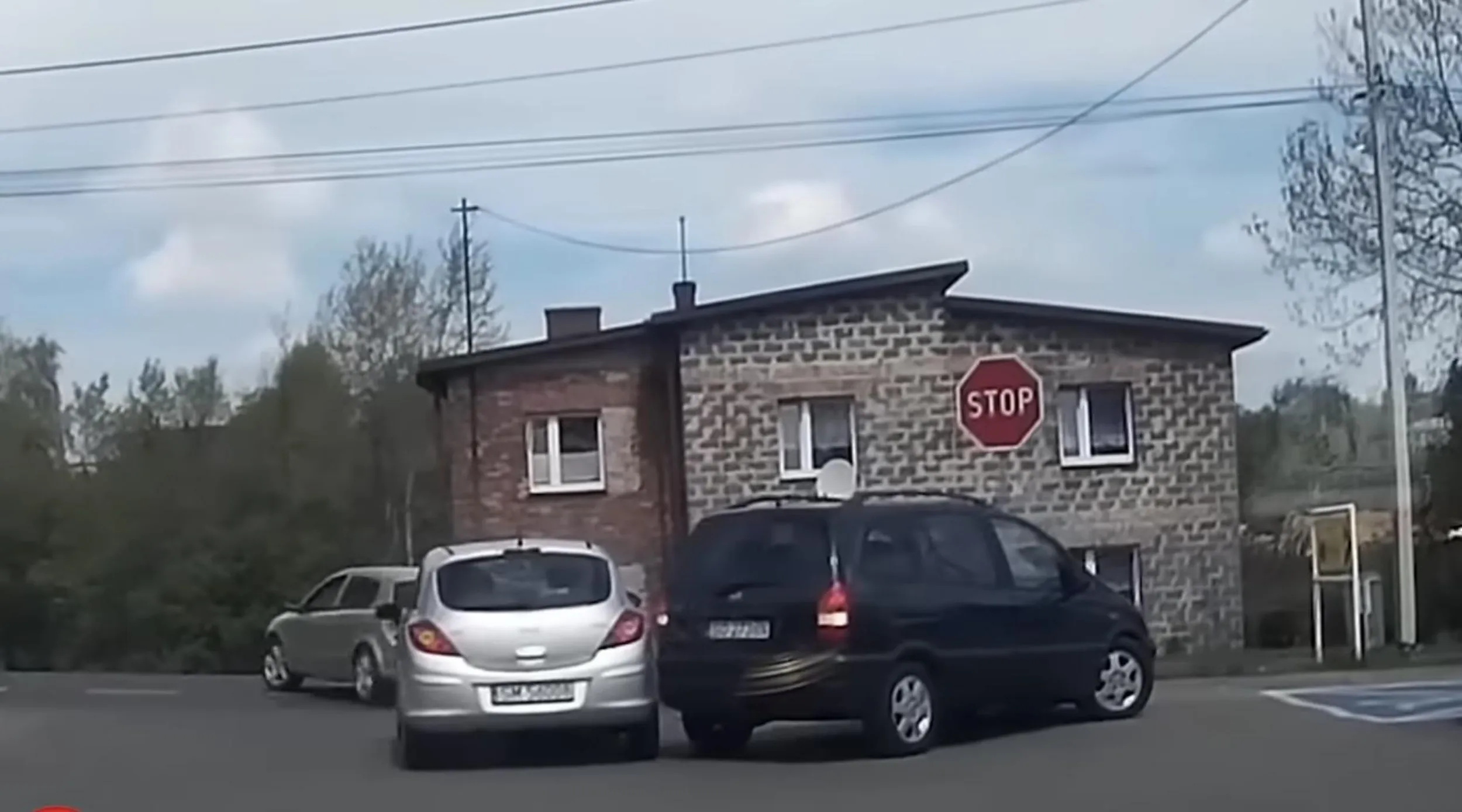 Ładnie z parkingu umie wyjechać ?