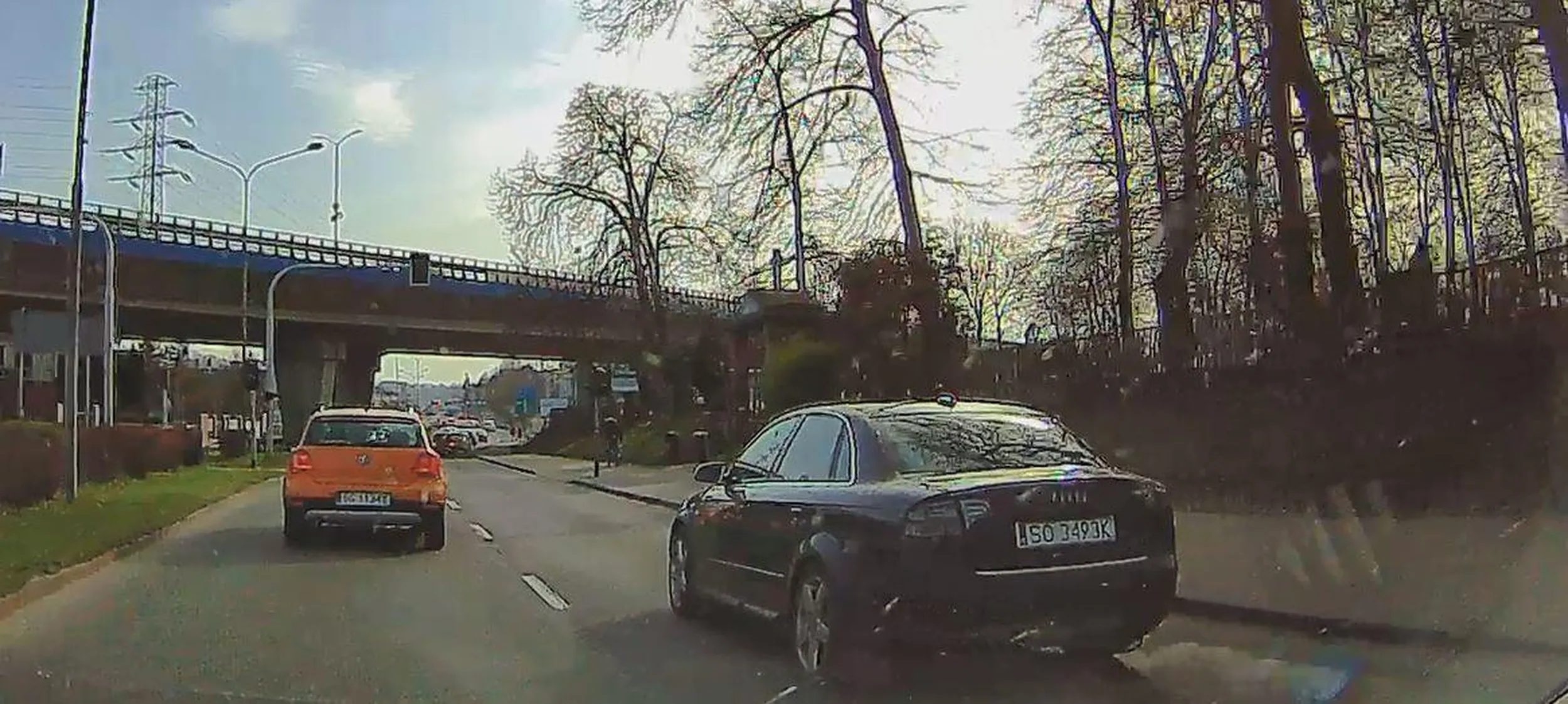 Dziad nie ogarnia co robi na drodze. Skręcając w lewo (dwa pasy idą w lewo, on na prawym), w połowie manewru skrętu zajeżdża całkowicie na lewy pas ze swojego prawego, wymuszając na pomarańczowym VW, a potem jakby nigdy nic zajeżdża z powrotem na prawy pas. Oczywiście to nie był zamierzony manewr, kierunkowskazów nie było. O liniach ciągłych nie wspomnę.