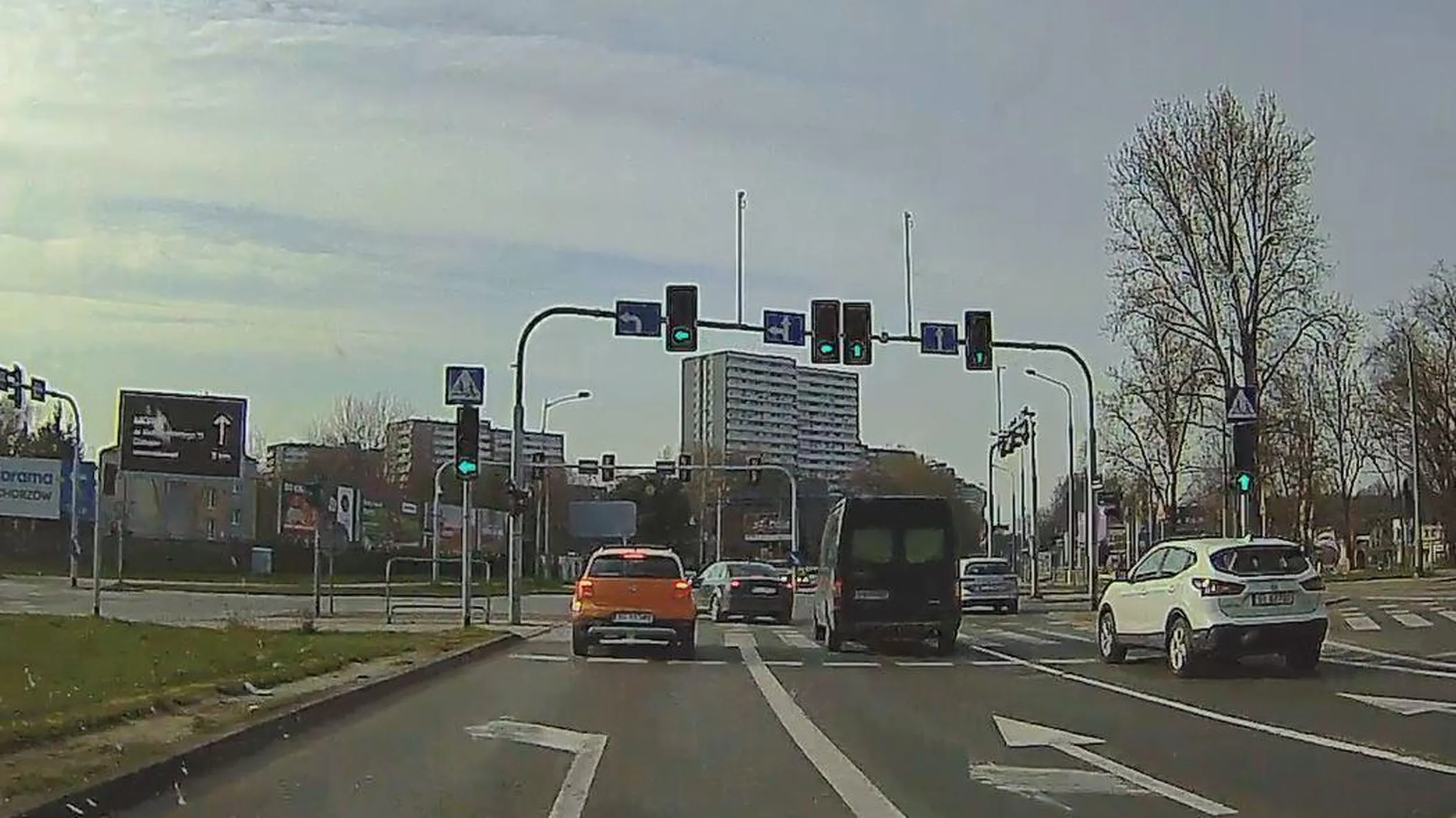 Dziad nie ogarnia co robi na drodze. Skręcając w lewo (dwa pasy idą w lewo, on na prawym), w połowie manewru skrętu zajeżdża całkowicie na lewy pas ze swojego prawego, wymuszając na pomarańczowym VW, a potem jakby nigdy nic zajeżdża z powrotem na prawy pas. Oczywiście to nie był zamierzony manewr, kierunkowskazów nie było. O liniach ciągłych nie wspomnę.