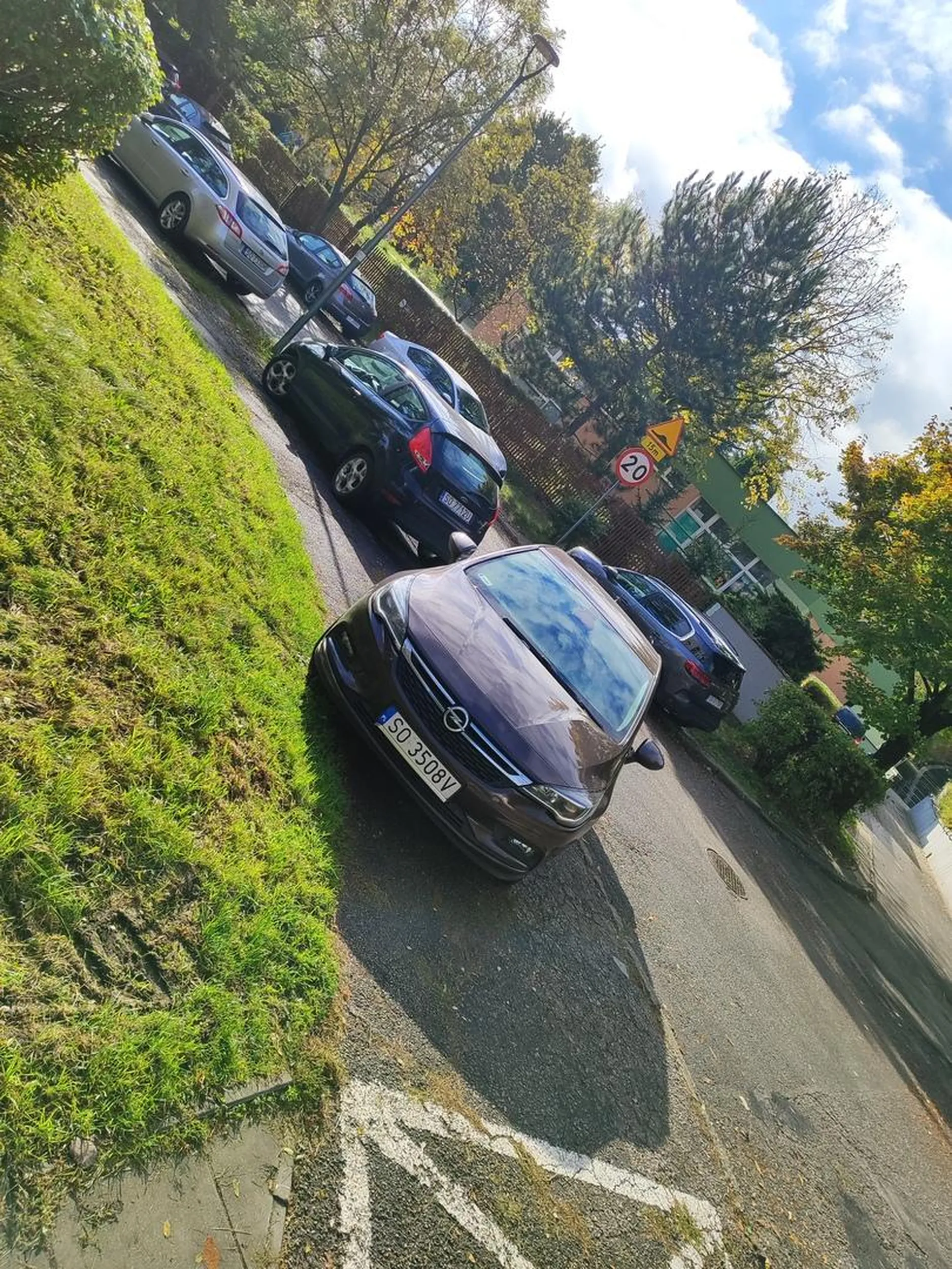 Kolejny zdolny kierowca blokujący chodnik bo on tylko na chwilę po dziecko do przedszkola