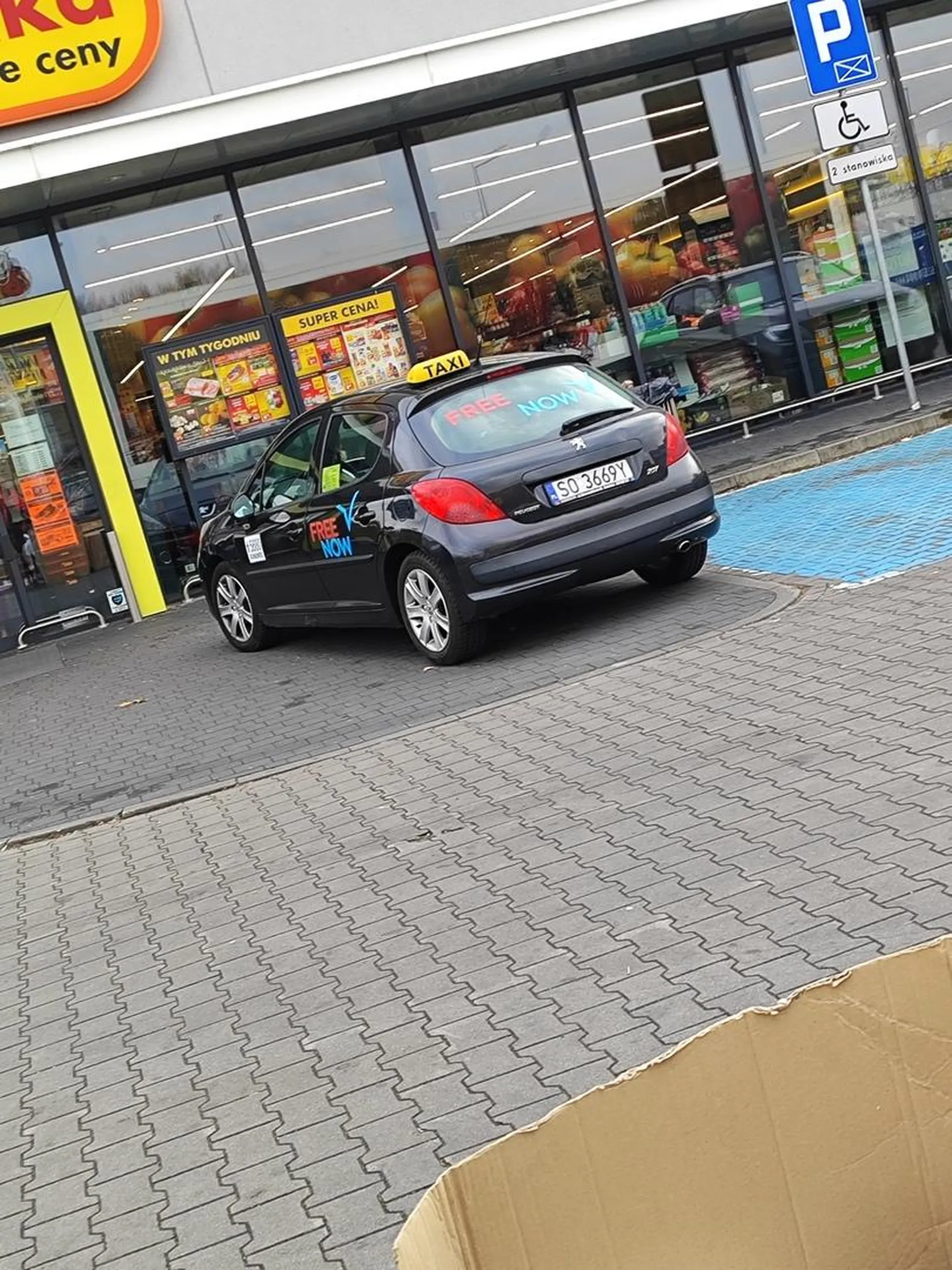 Niech Pan z taxi wjedzie  do tego sklepu.