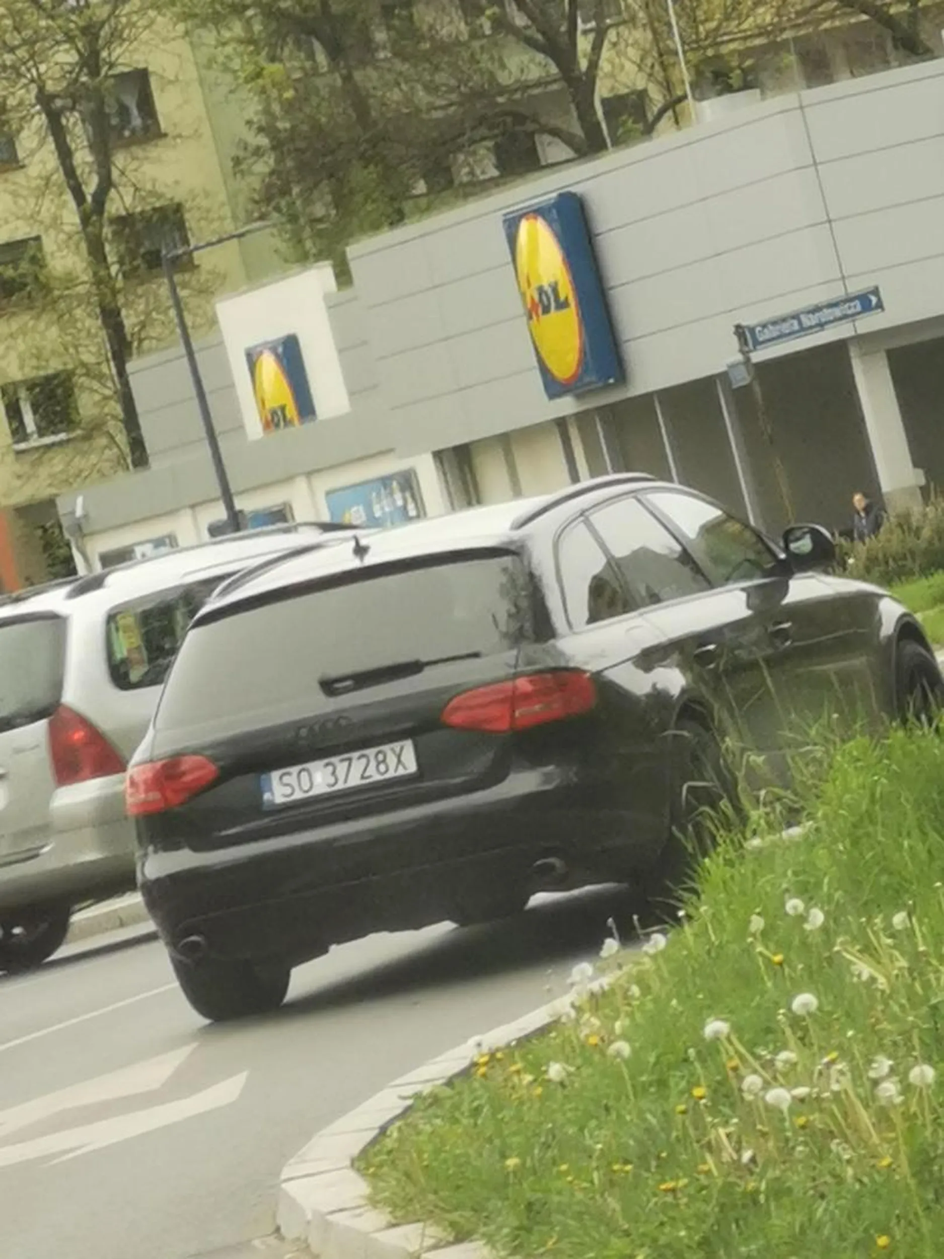 Typowy burak z Audi, szkoda słów. Wymusi nie przeprosi tylko ucieka.